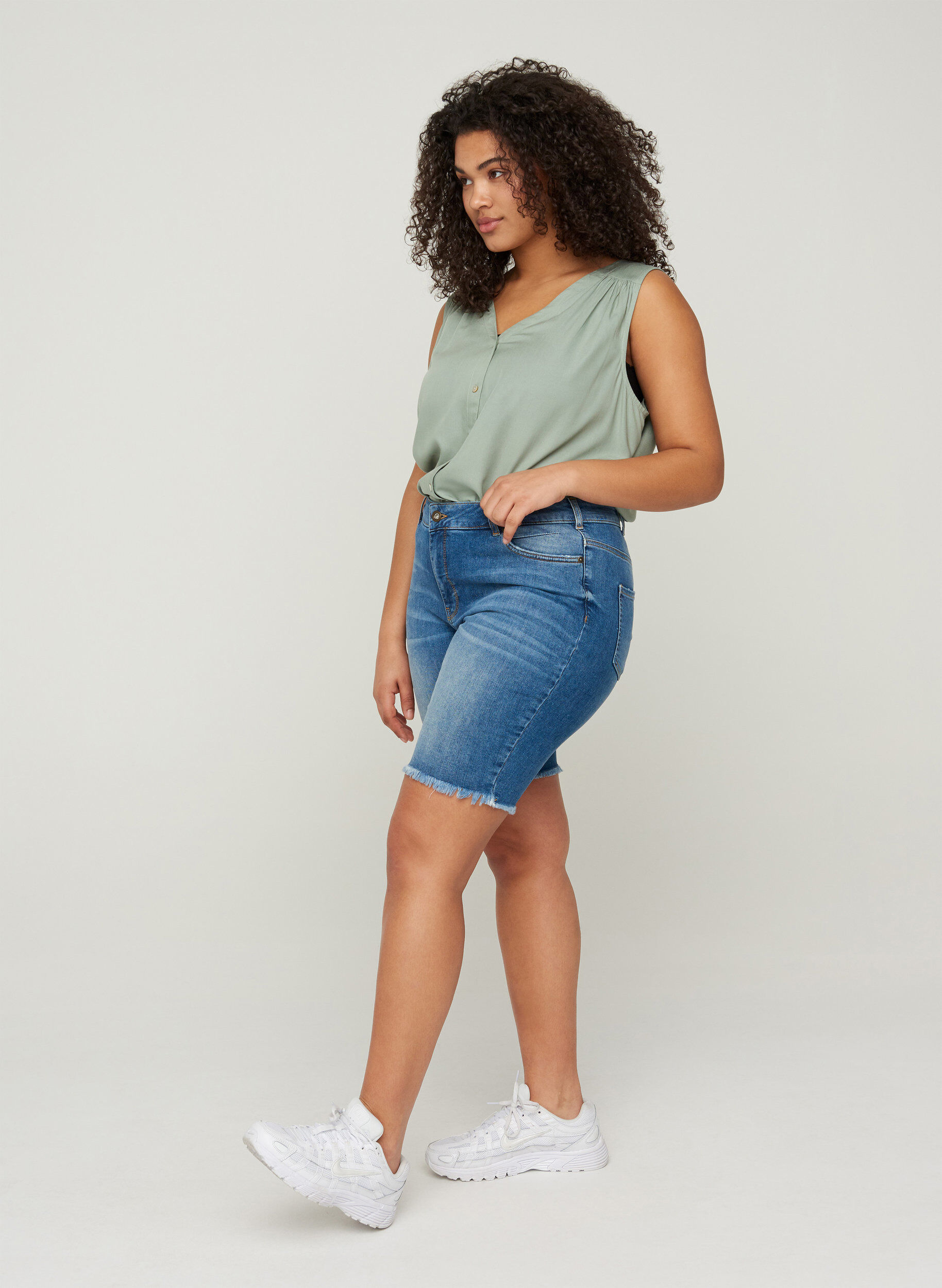 Zizzi H&oslash;jtaljede denimshorts med r&aring; kanter, Dark blue denim, Model image number 2