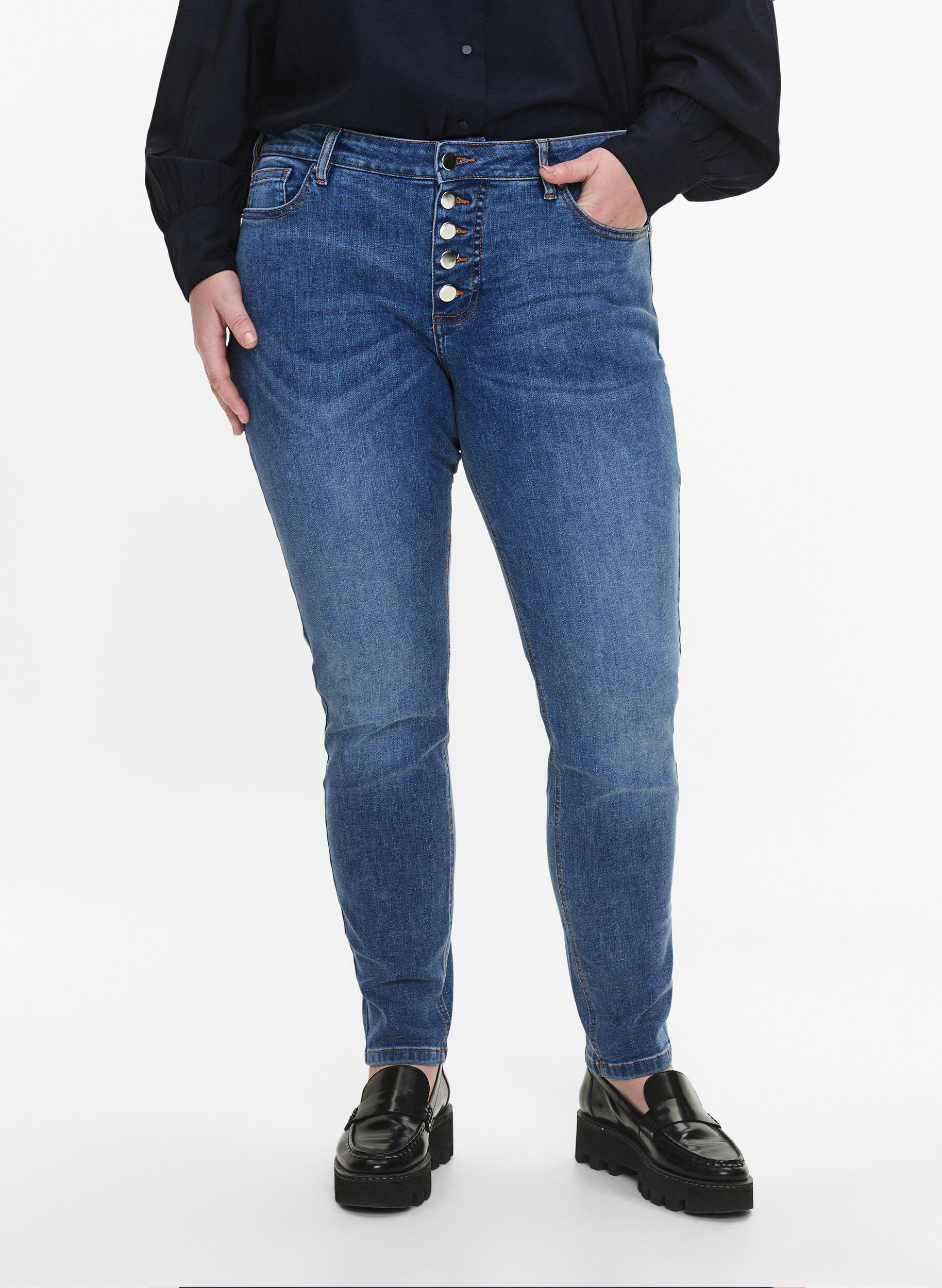 Zizzi Sanna jeans med super slim fit og knaplukning, Blue denim, Model image number 2