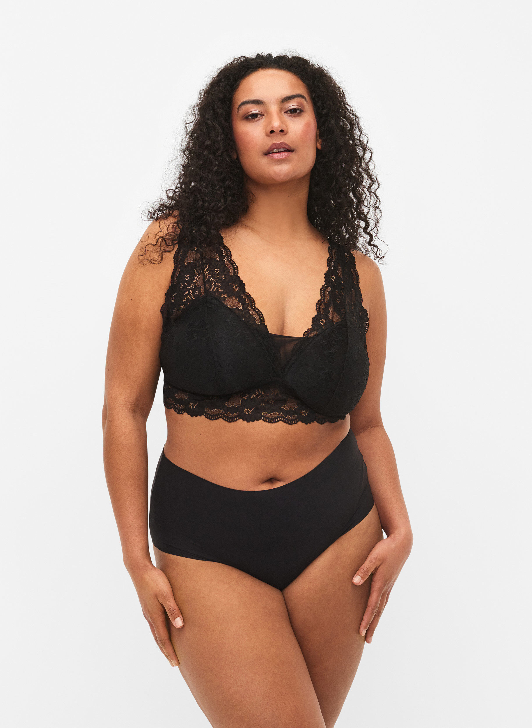 Zizzi Bralette med blonder og bl&oslash;d vattering, Black, Model image number 2