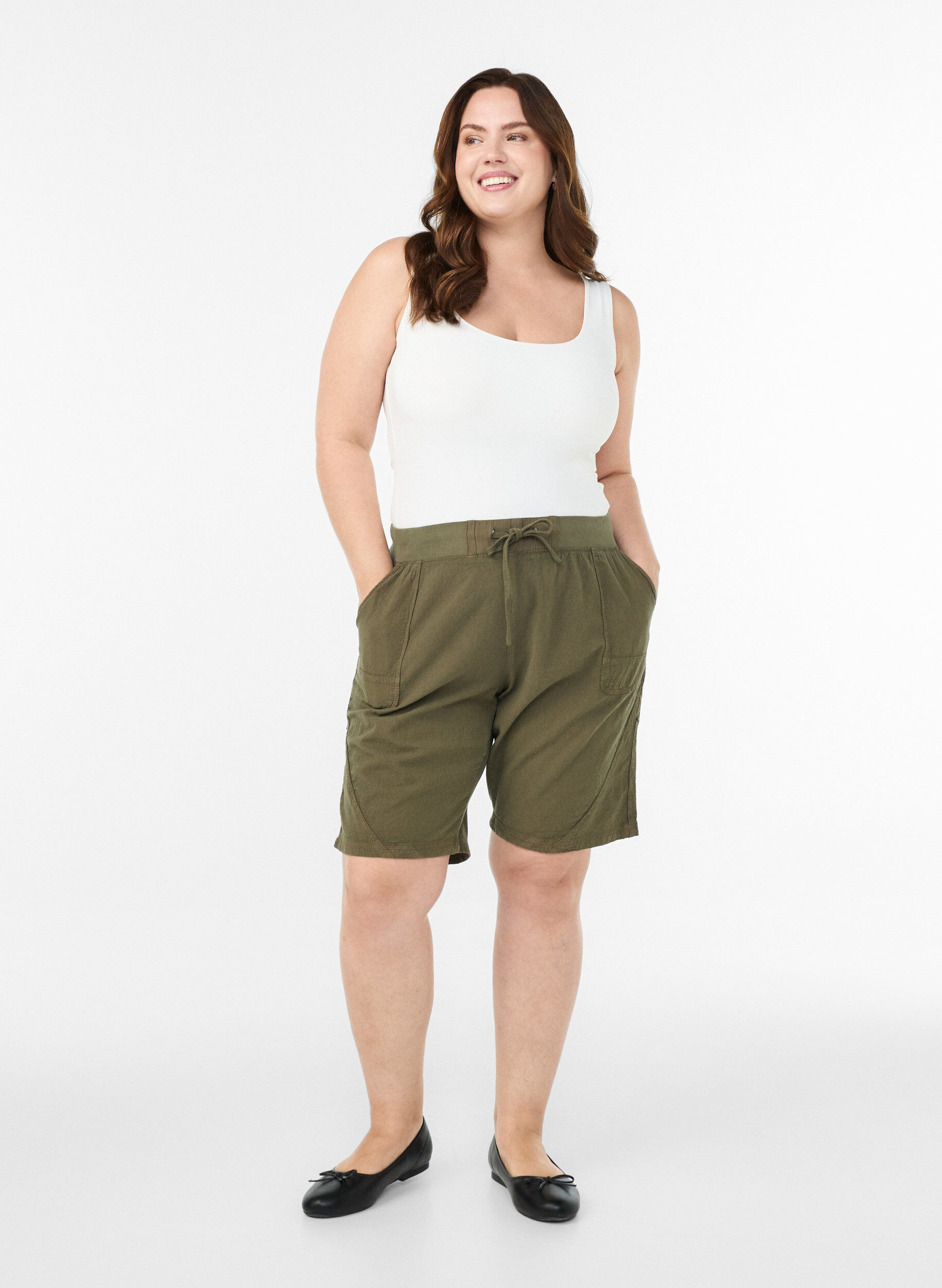 Zizzi L&oslash;se shorts i bomuld med lommer, Gr&oslash;n, Model image number 1