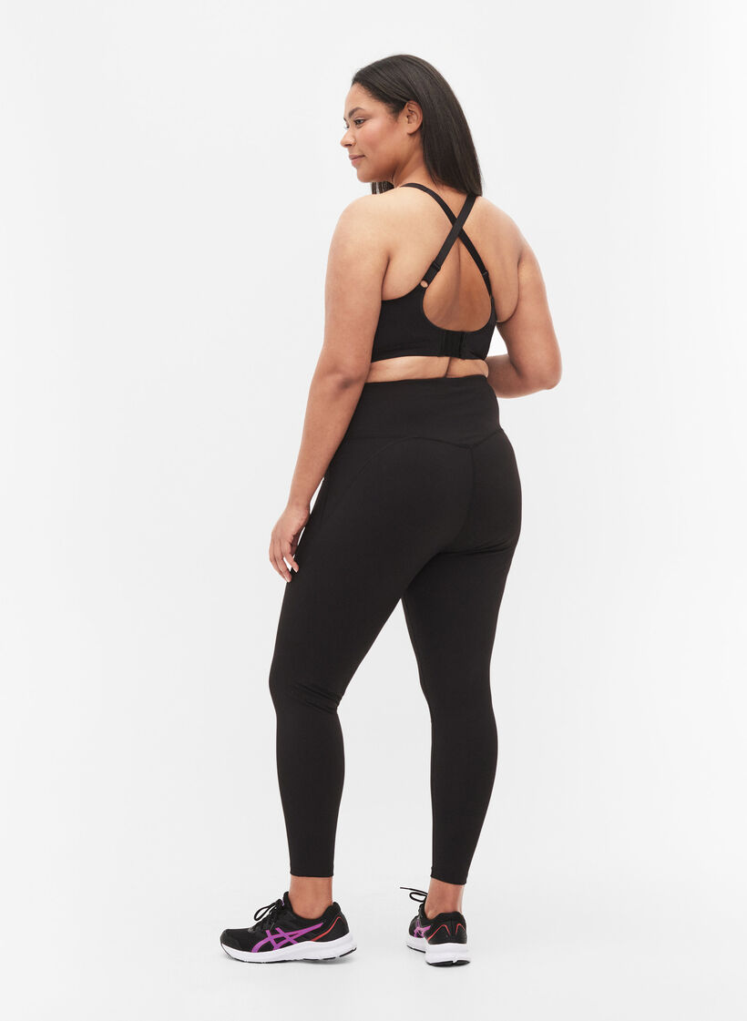 CORE, V-SHAPE DEFINE TIGHTS - Cropped træningstights med v-form bagpå, Black, Model image number 1