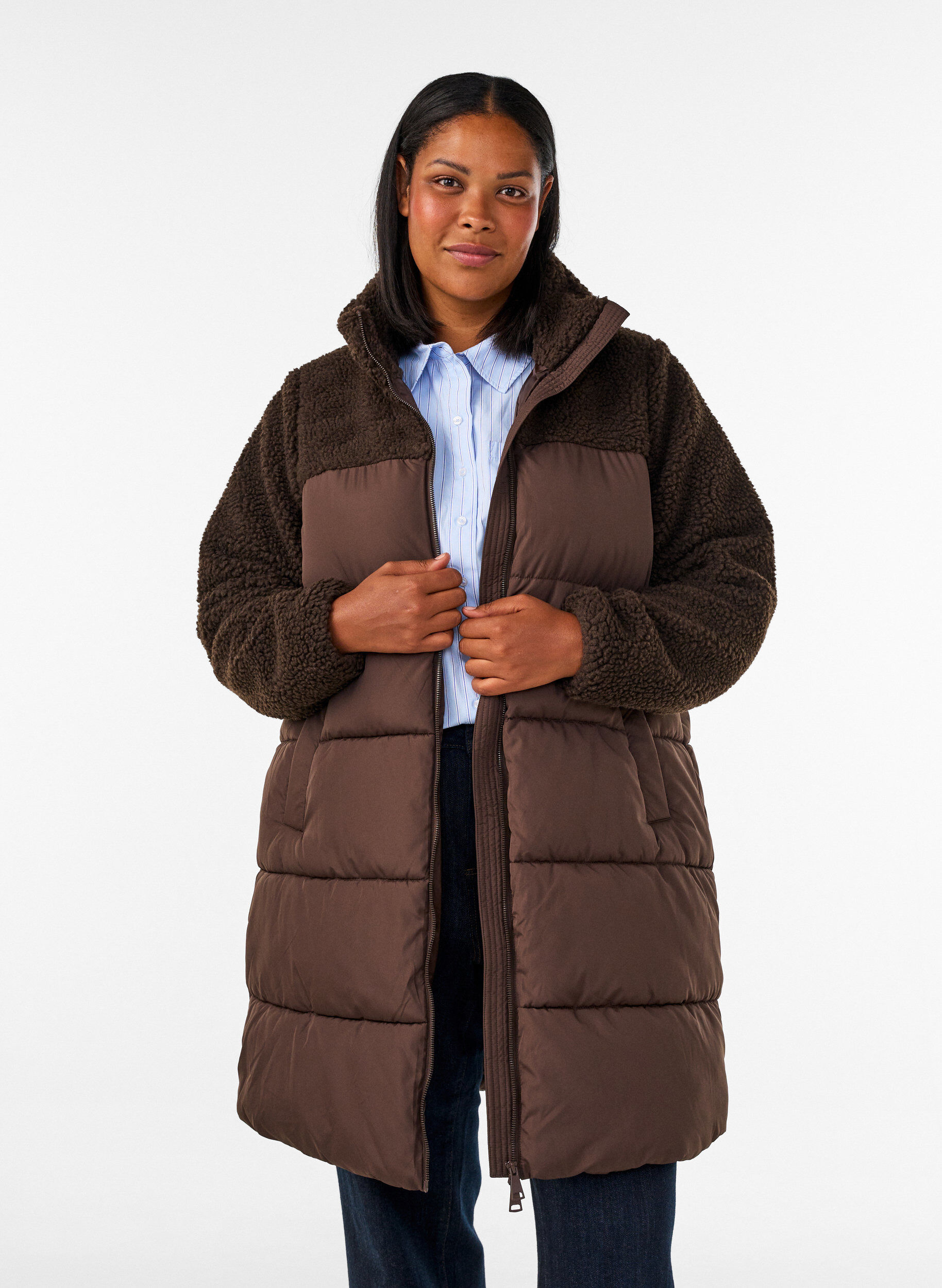 Mellemlang pufferjakke med teddyfleece, Brun, Model