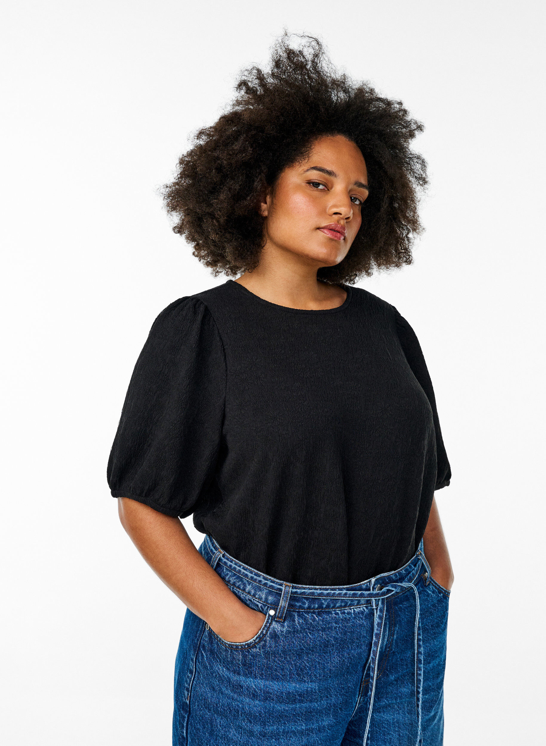 ZizziBluse med struktur og korte &aelig;rmer, Sort, Model image number 0