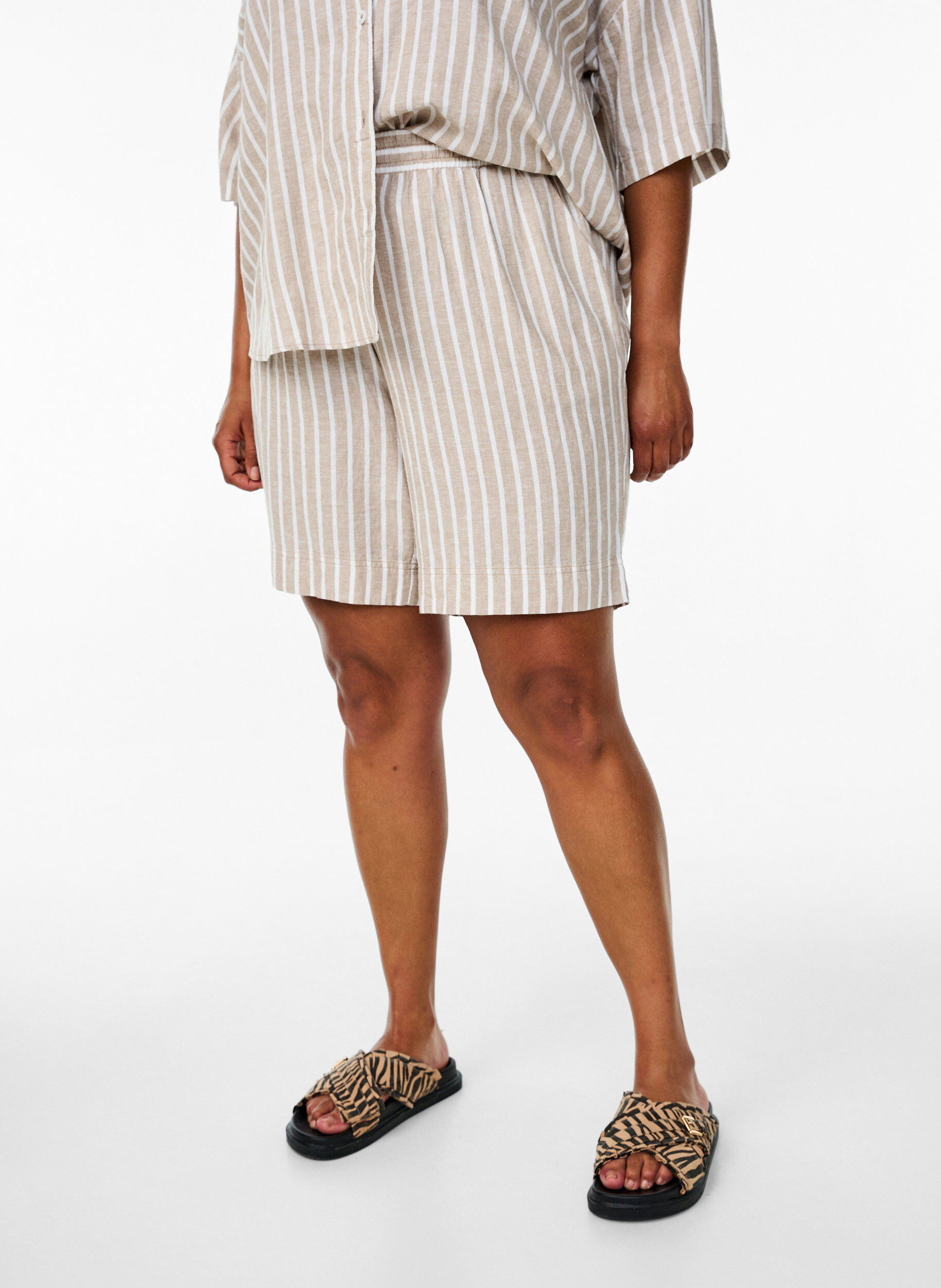 Zizzi Stribede shorts i h&oslash;r og viskose, Beige, Model image number 3