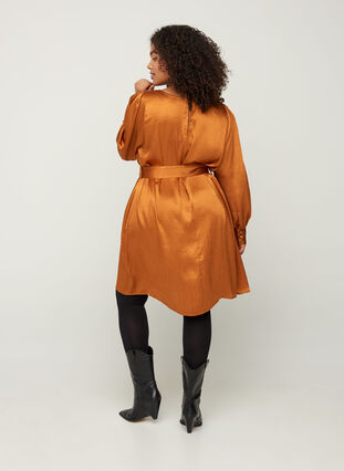 Shiny kjole med bælte og pufærmer, Buckthorn Brown, Model image number 1