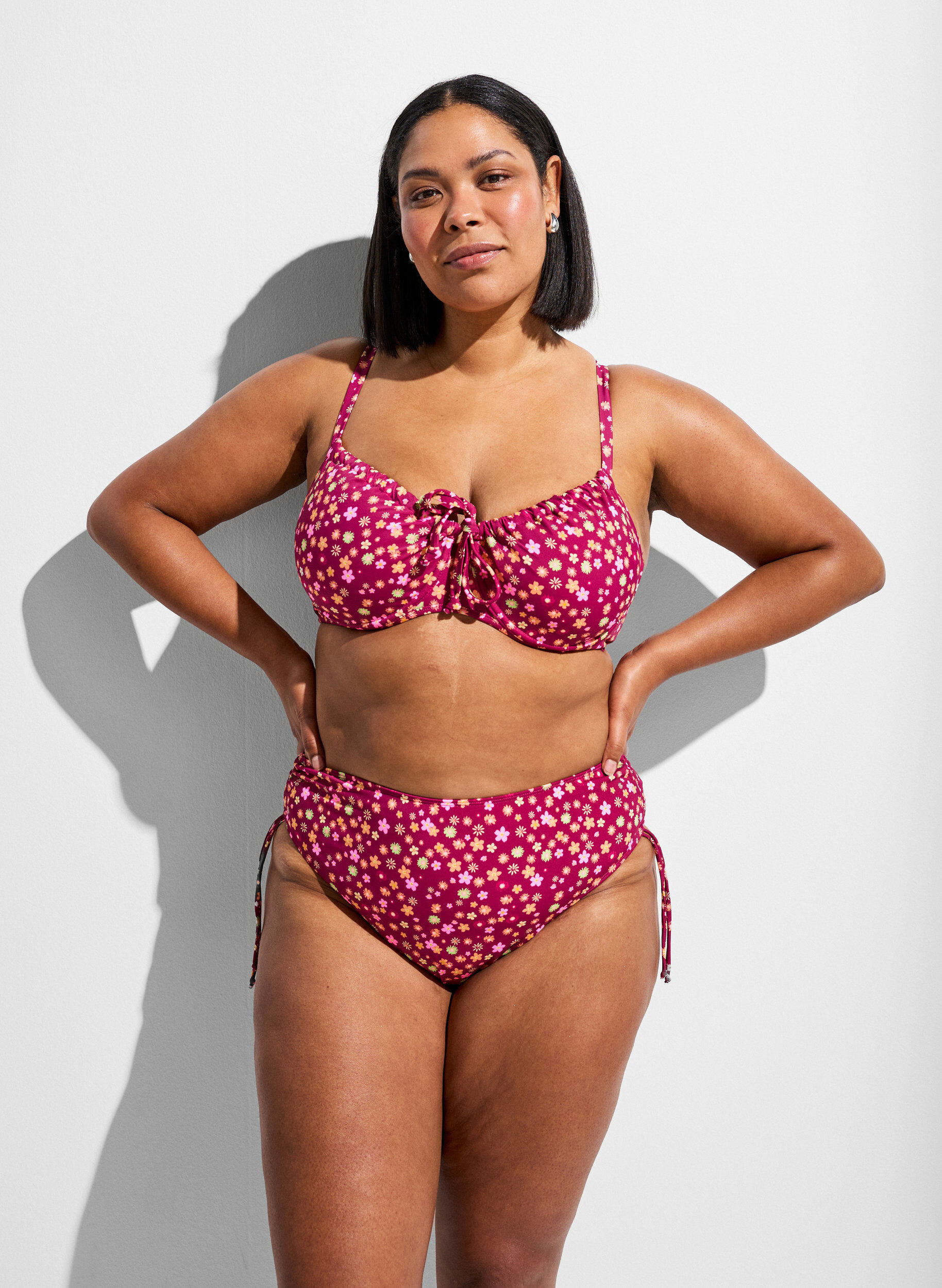 Zizzi Bikini bh med b&oslash;jle og bindeb&aring;nd, R&oslash;d, Model image number 1