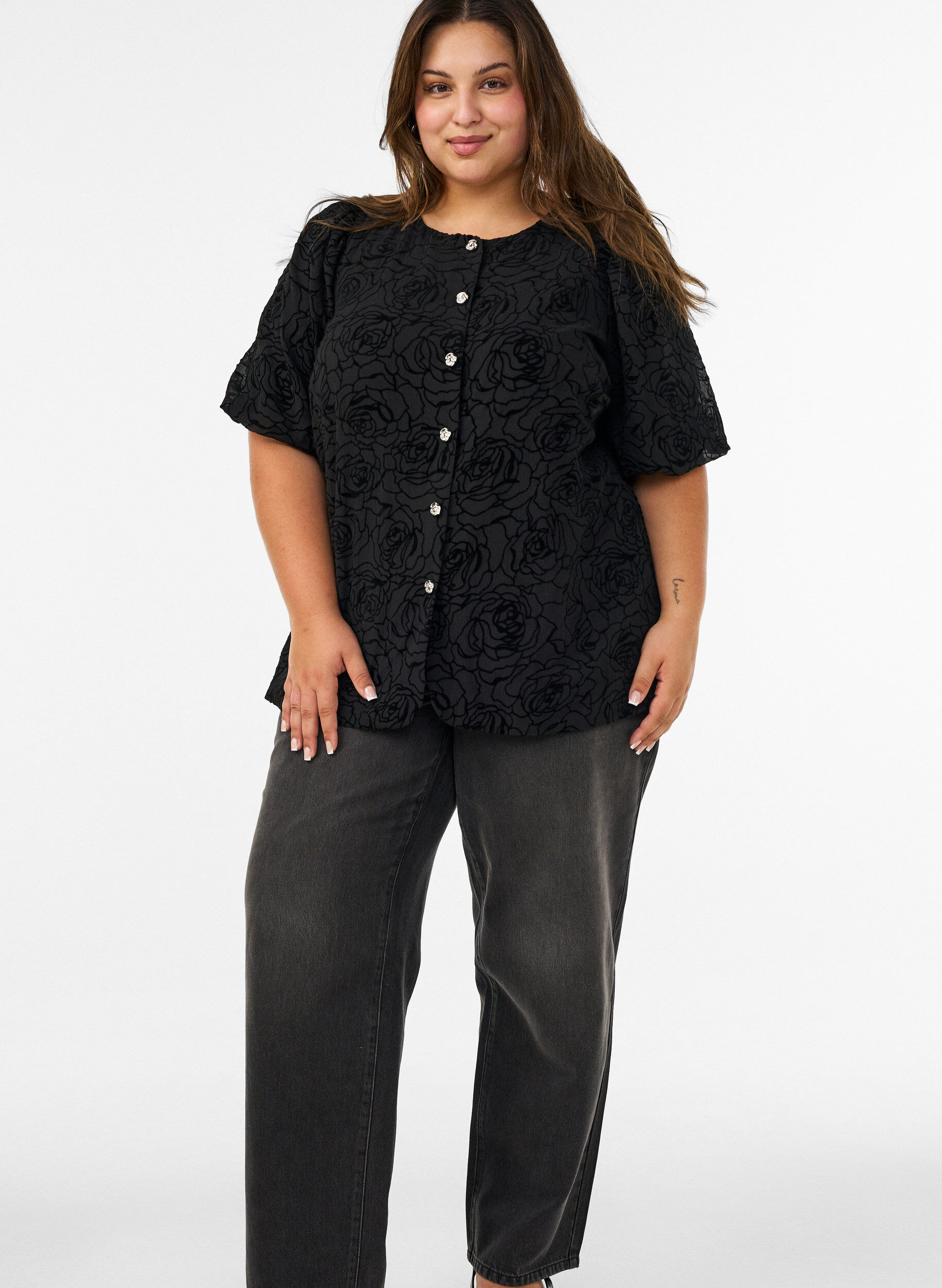 ZizziBluse med blomsterm&oslash;nster og ballon&aelig;rmer, Sort, Model image number 1
