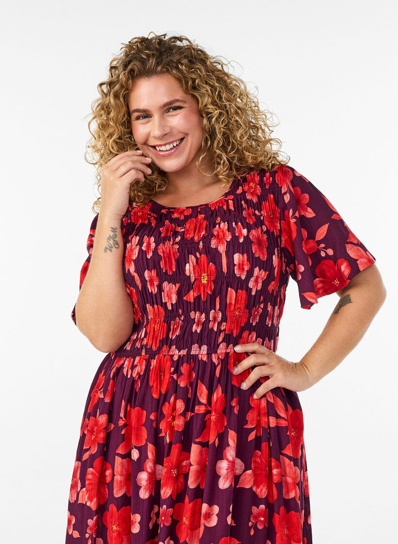 Kjole med smock og blomsterprint, Lilla, Model
