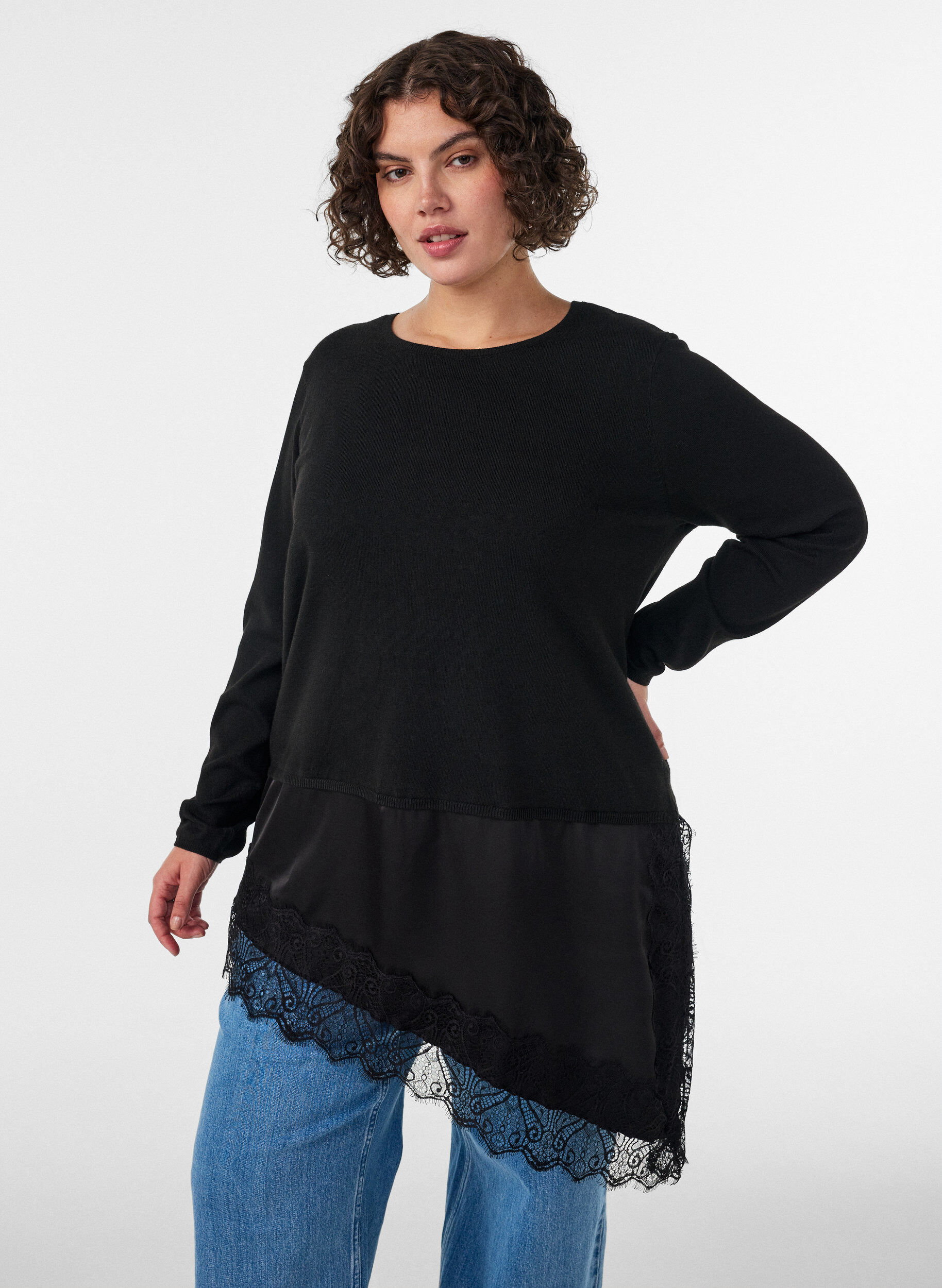 Strikbluse med lag-p&aring;-lag-effekt og blondekant, Sort, Model
