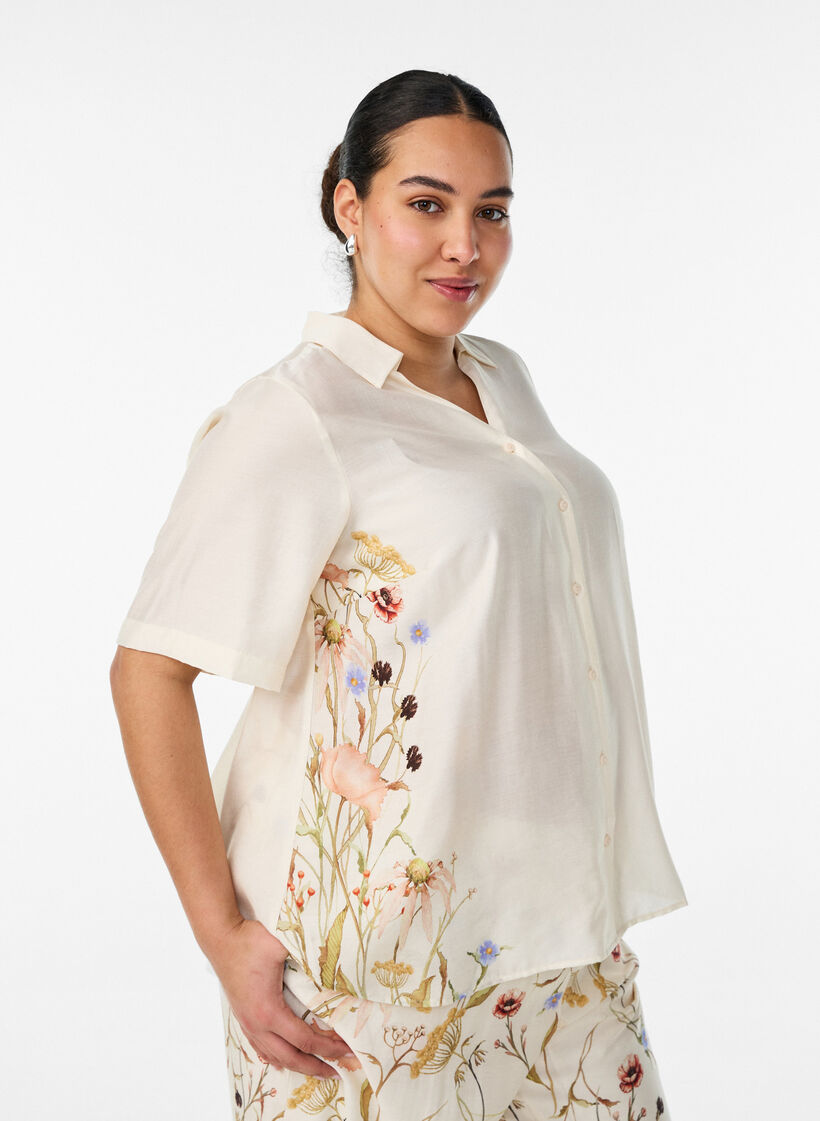 Skjortebluse med albuelange &aelig;rmer og blomster detaljer, Beige, Model image number 0
