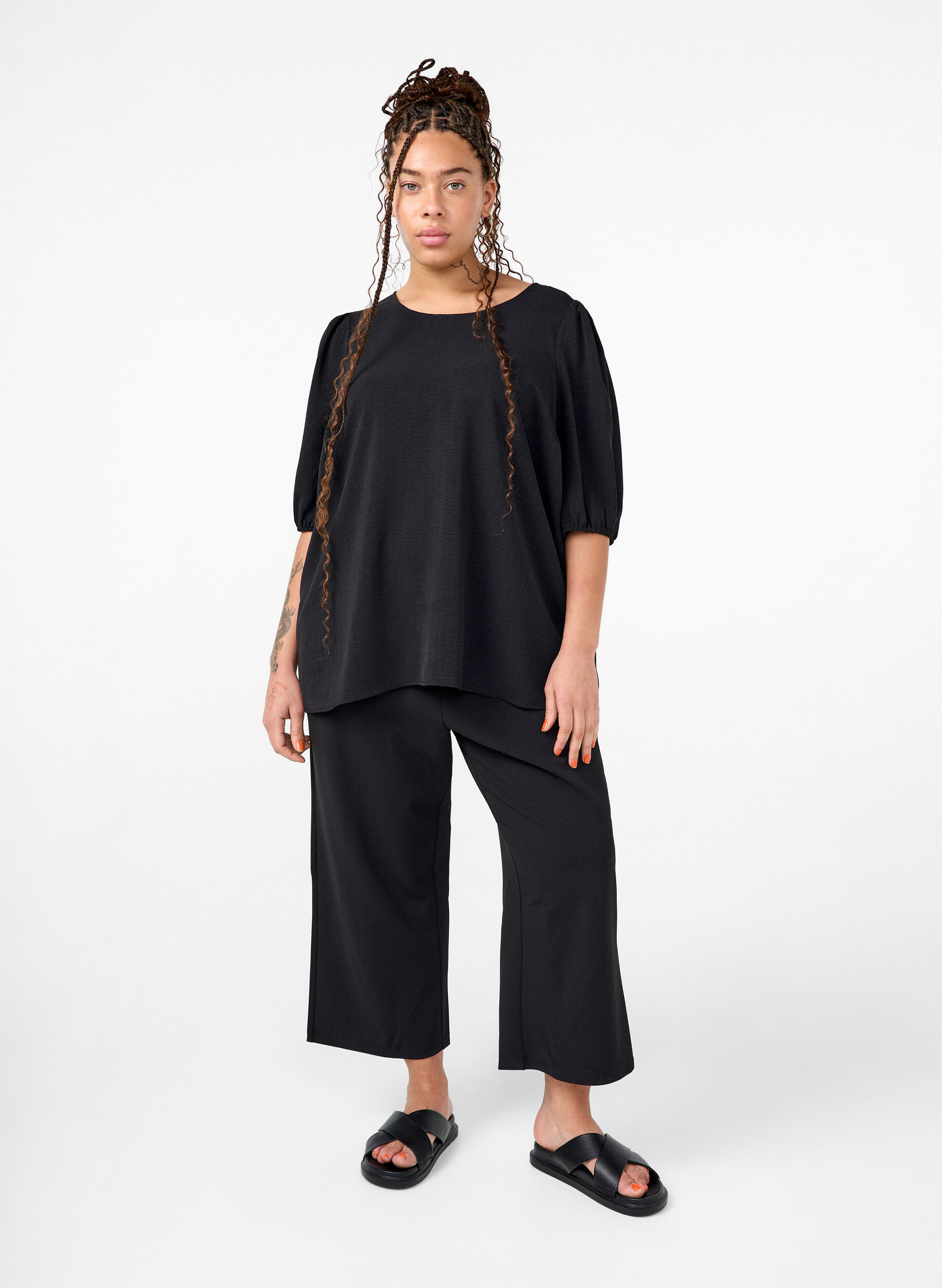 Zizzi Kort&aelig;rmet bluse med sl&oslash;jfe bagp&aring;, Black, Model image number 3