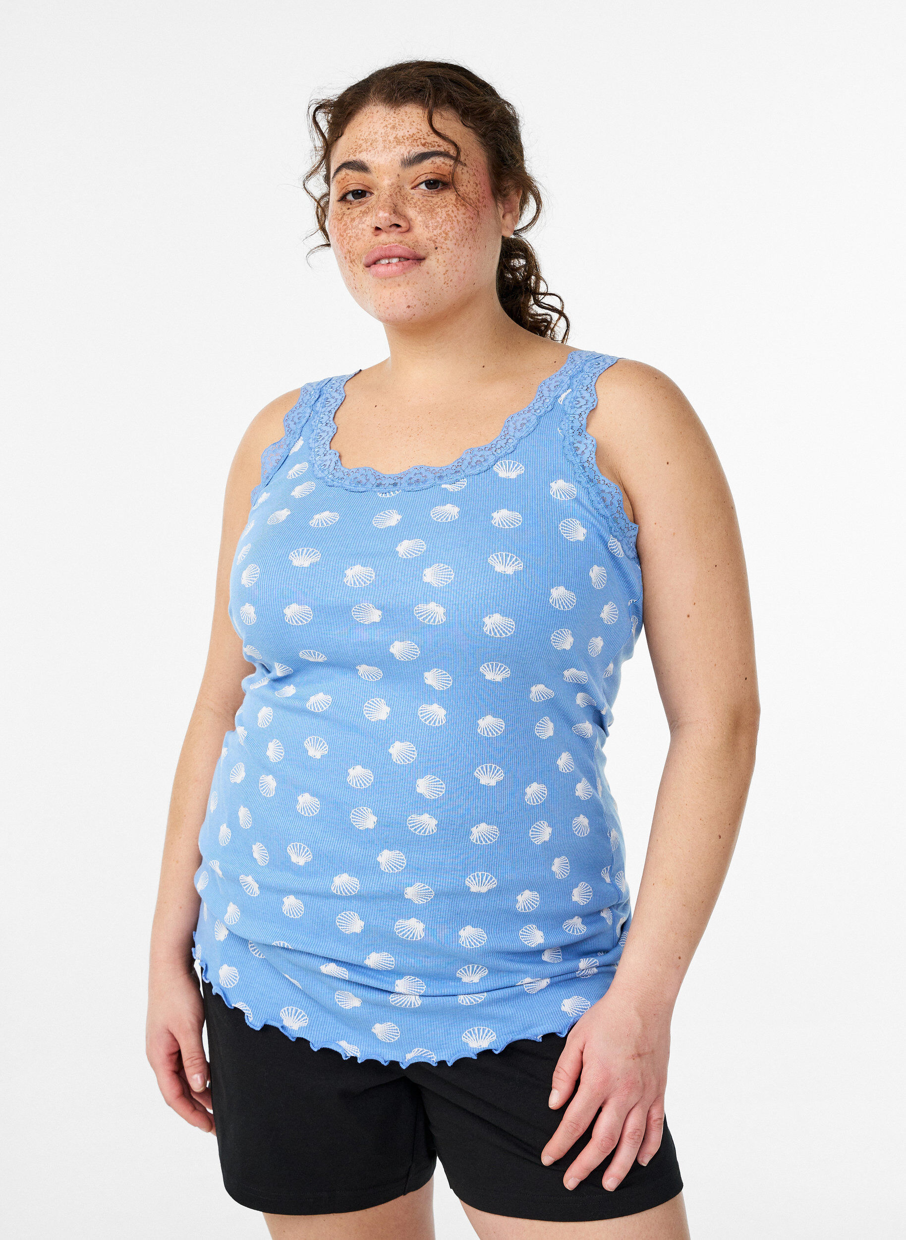 Top med print og blondekant, Bl&aring;, Model
