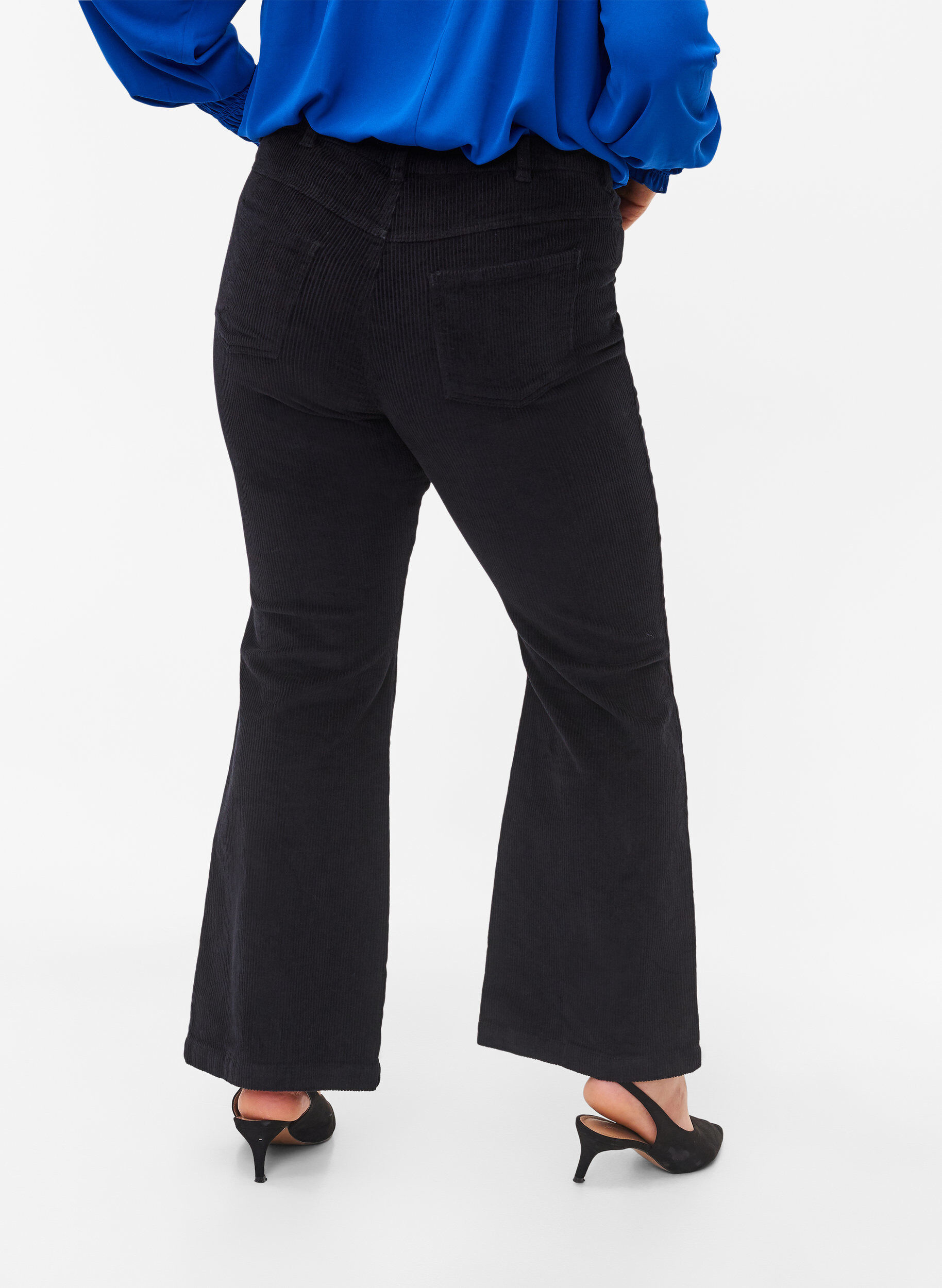 Zizzi Fl&oslash;jlsbukser med bootcut, Black, Model image number 1