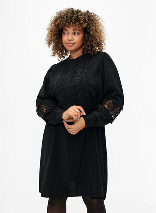 Kjole i viskose med crochetdetaljer, Black, Model image number 0