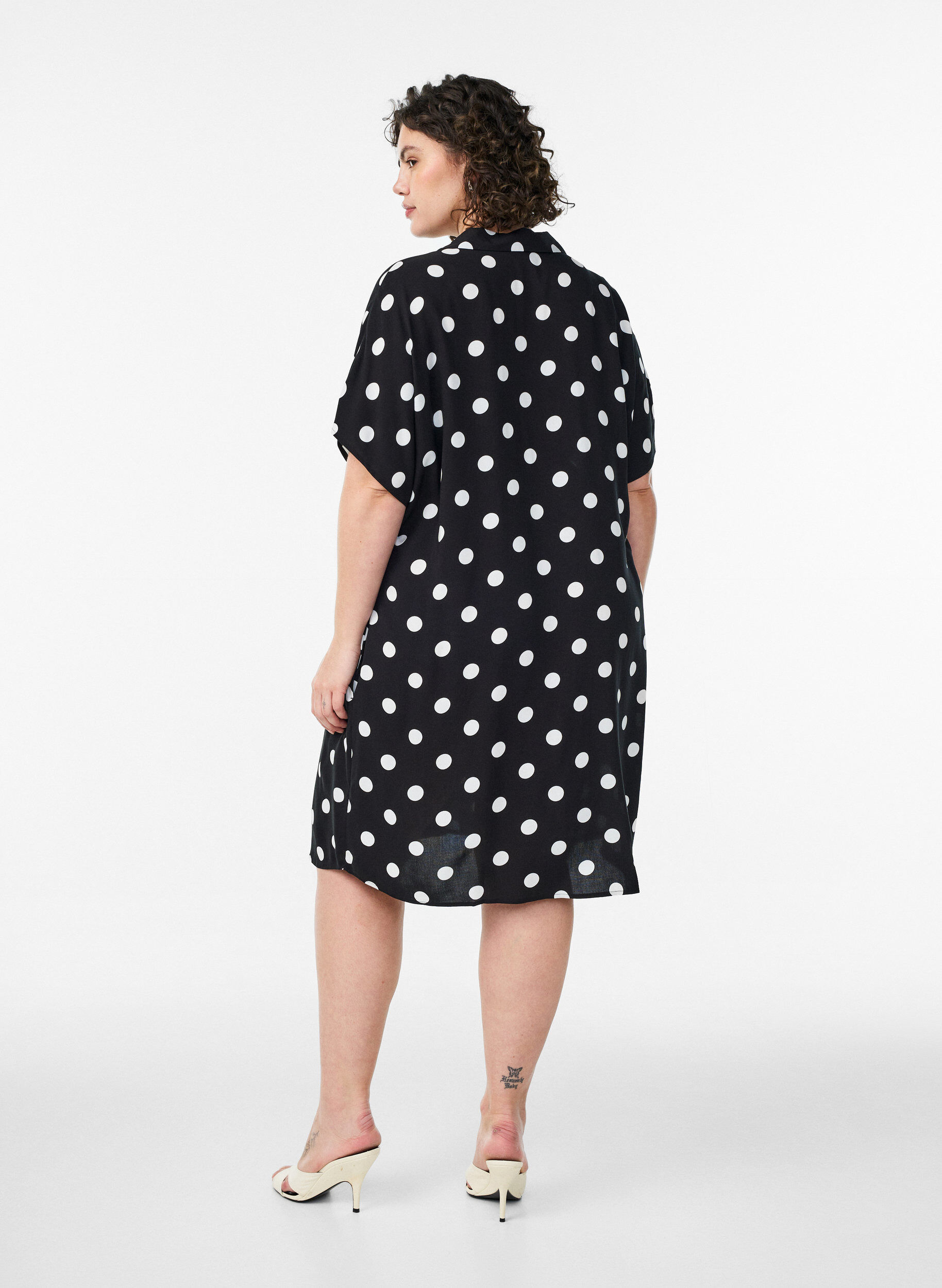 Zizzi L&oslash;stsiddende lang skjorte i viskose, Vanilla, Model image number 2