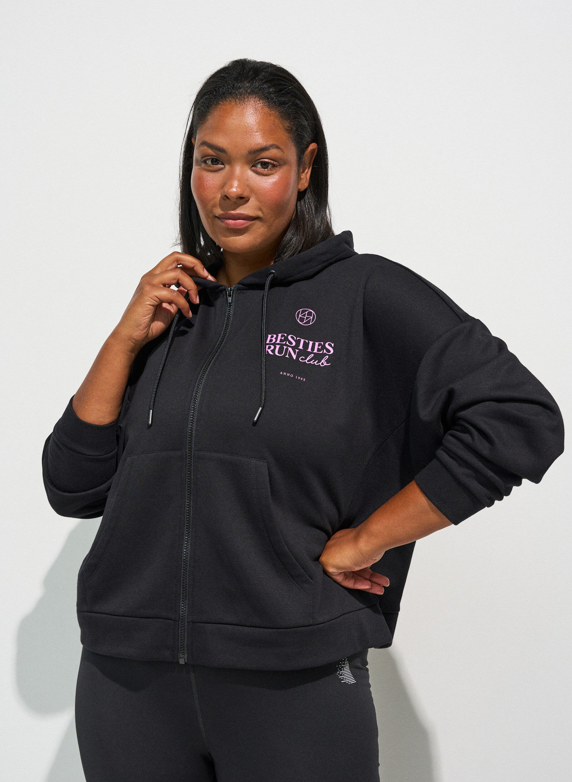 Sweat h&aelig;ttetr&oslash;je med lynl&aring;s og brystprint, Sort, Model