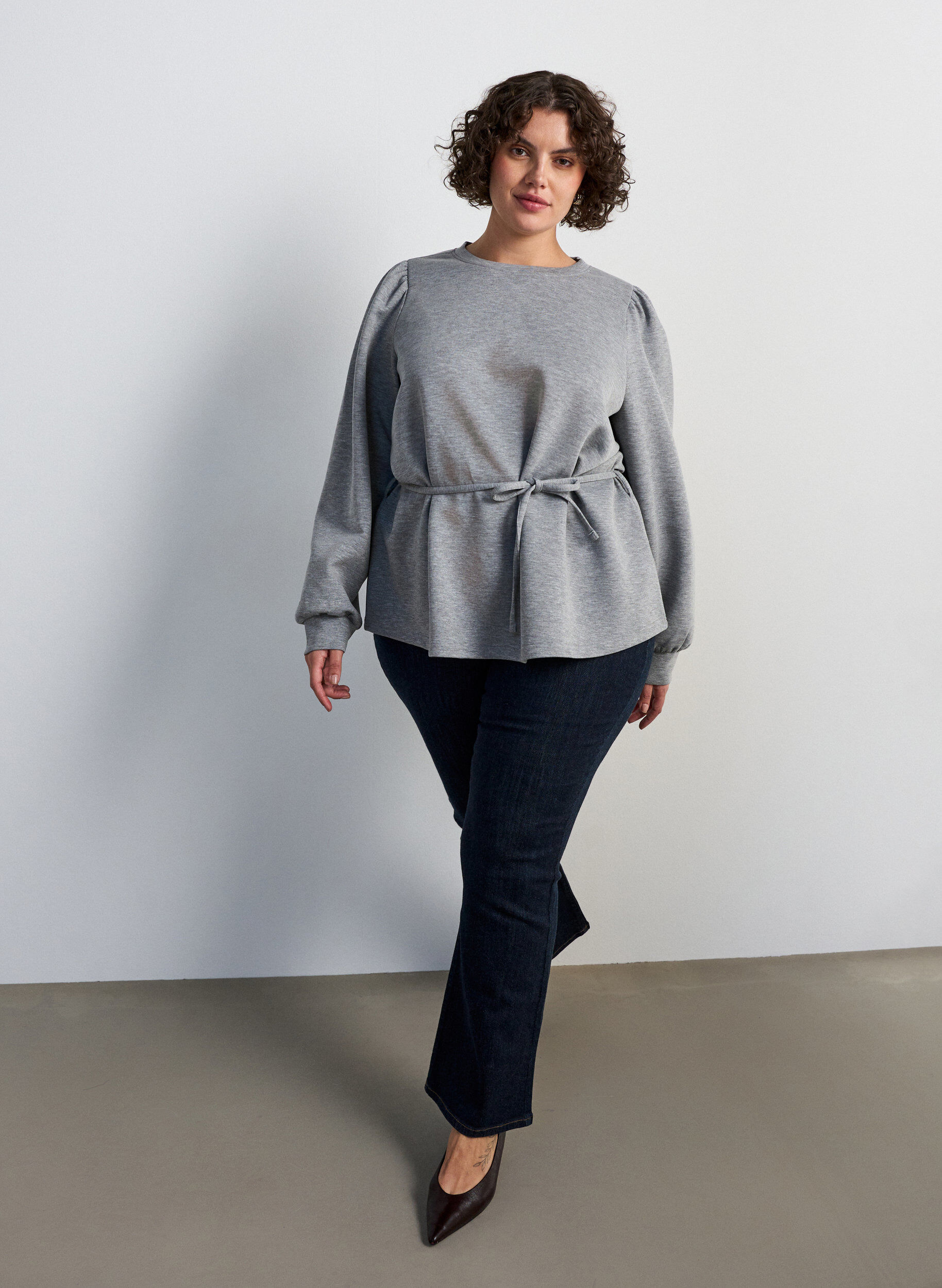 ZizziBluse med bindeb&aring;nd og puf&aelig;rmer, Gr&aring;, Model image number 1