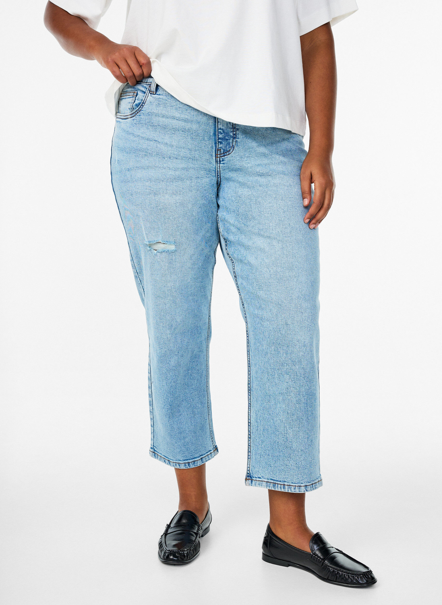 Zizzi Cropped Vera jeans med sliddetaljer, Bl&aring;, Model image number 2