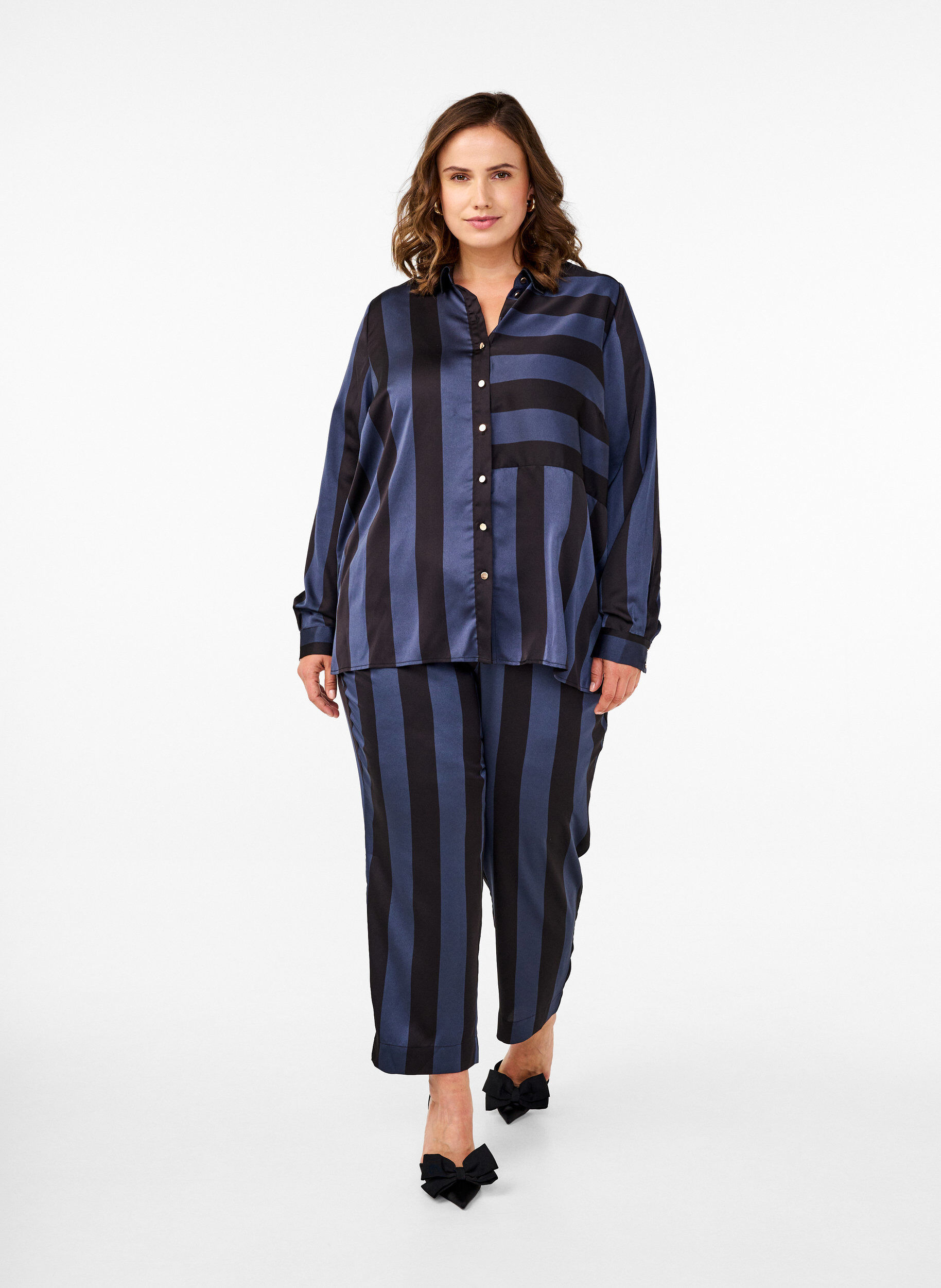 Zizzi Satinskjorte med striber, Spellbound w. Black, Model image number 2