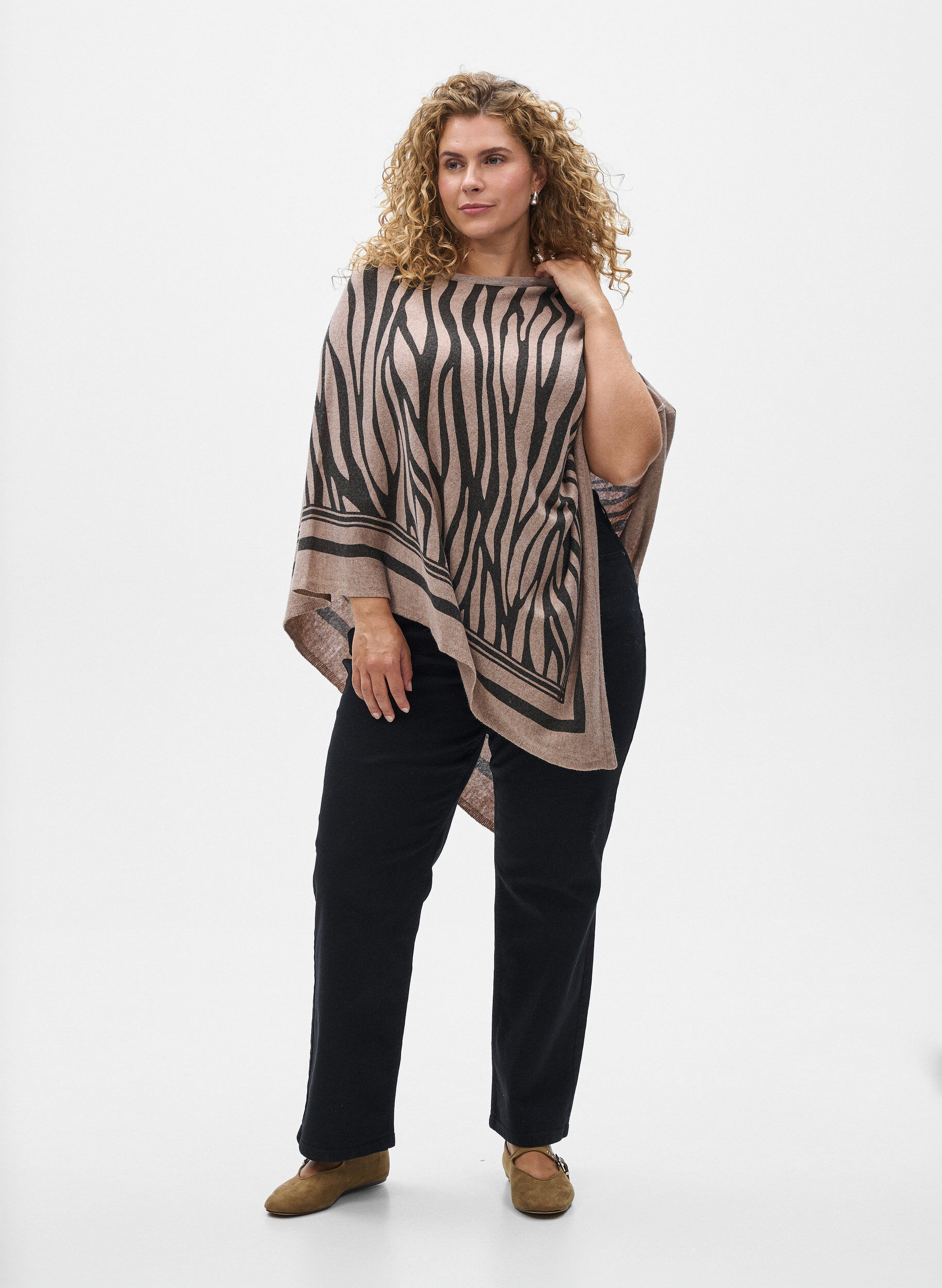 ZizziFinstrikket poncho, Sort, Model image number 1