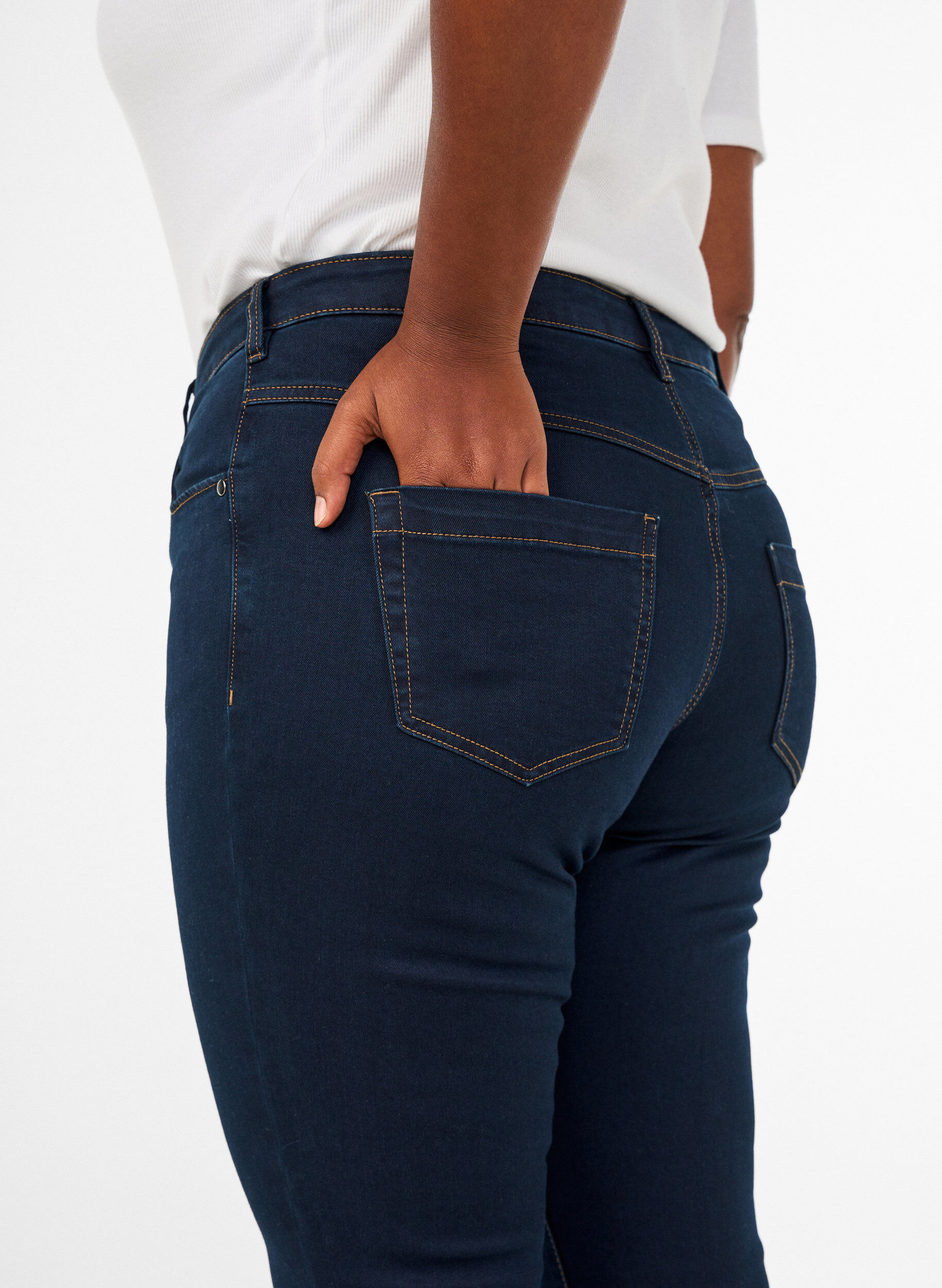 ZizziSlim fit Emily jeans med regul&aelig;r talje, Bl&aring;, Model image number 4