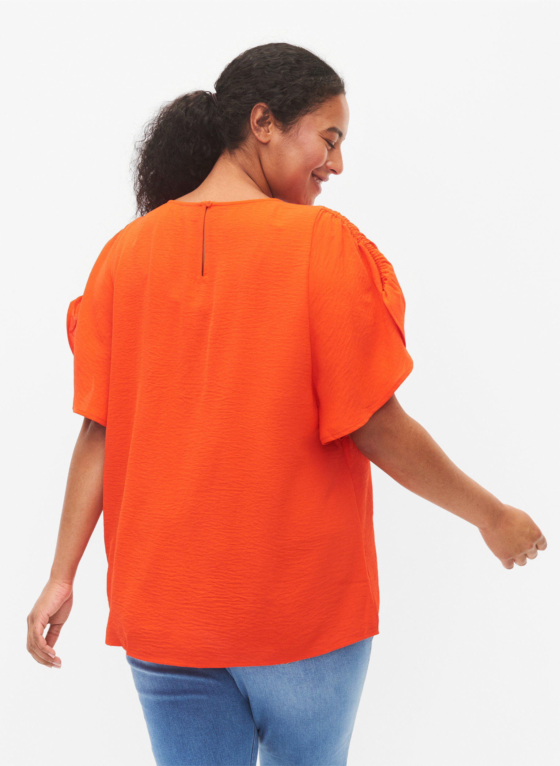 Zizzi Kort&aelig;rmet bluse med rynker, Orange.com, Model image number 1