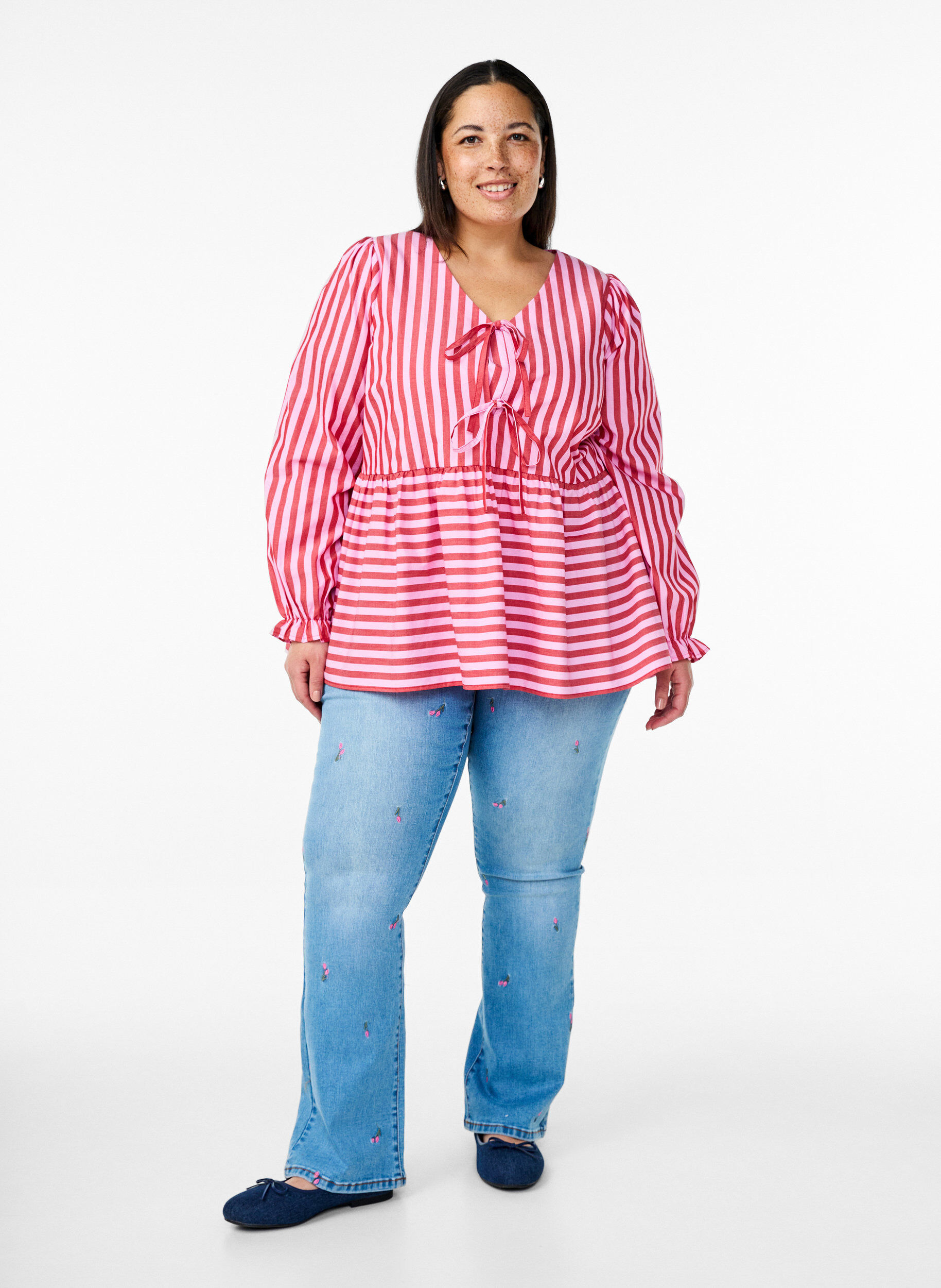 Jeans med bootcut og broderede blomster, Bl&aring;, Model