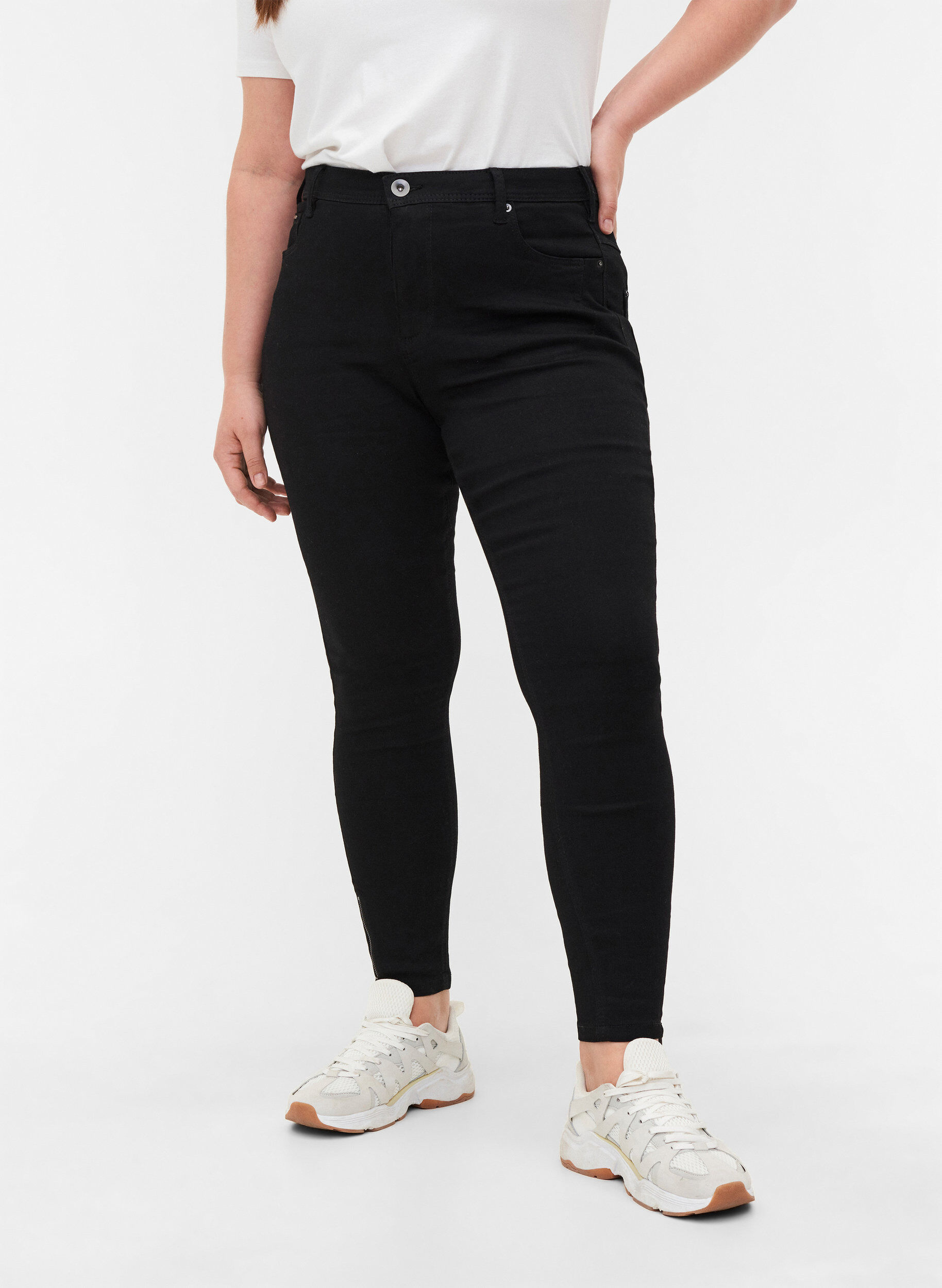 Zizzi Cropped Amy jeans med lynl&aring;sdetalje, Sort, Model image number 3