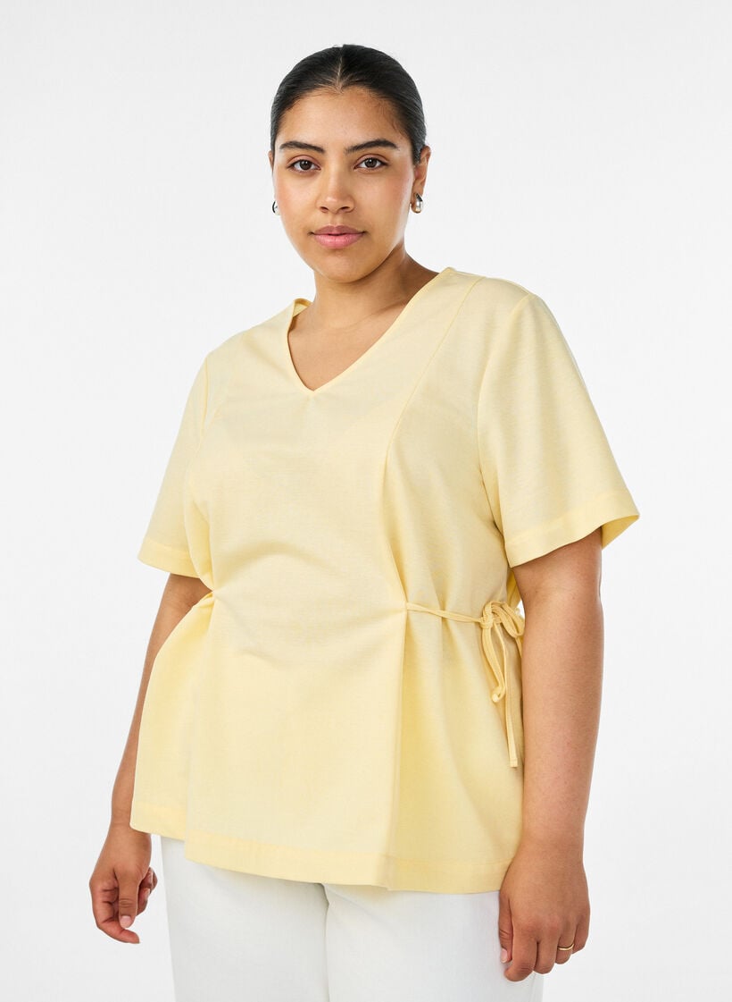 Bluse i bomuldsblanding med V-hals og bindeb&aring;nd, Gul, Model image number 0