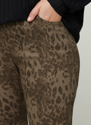 Højtaljede Amy jeans med leopardprint, Green Leopard, Model image number 1