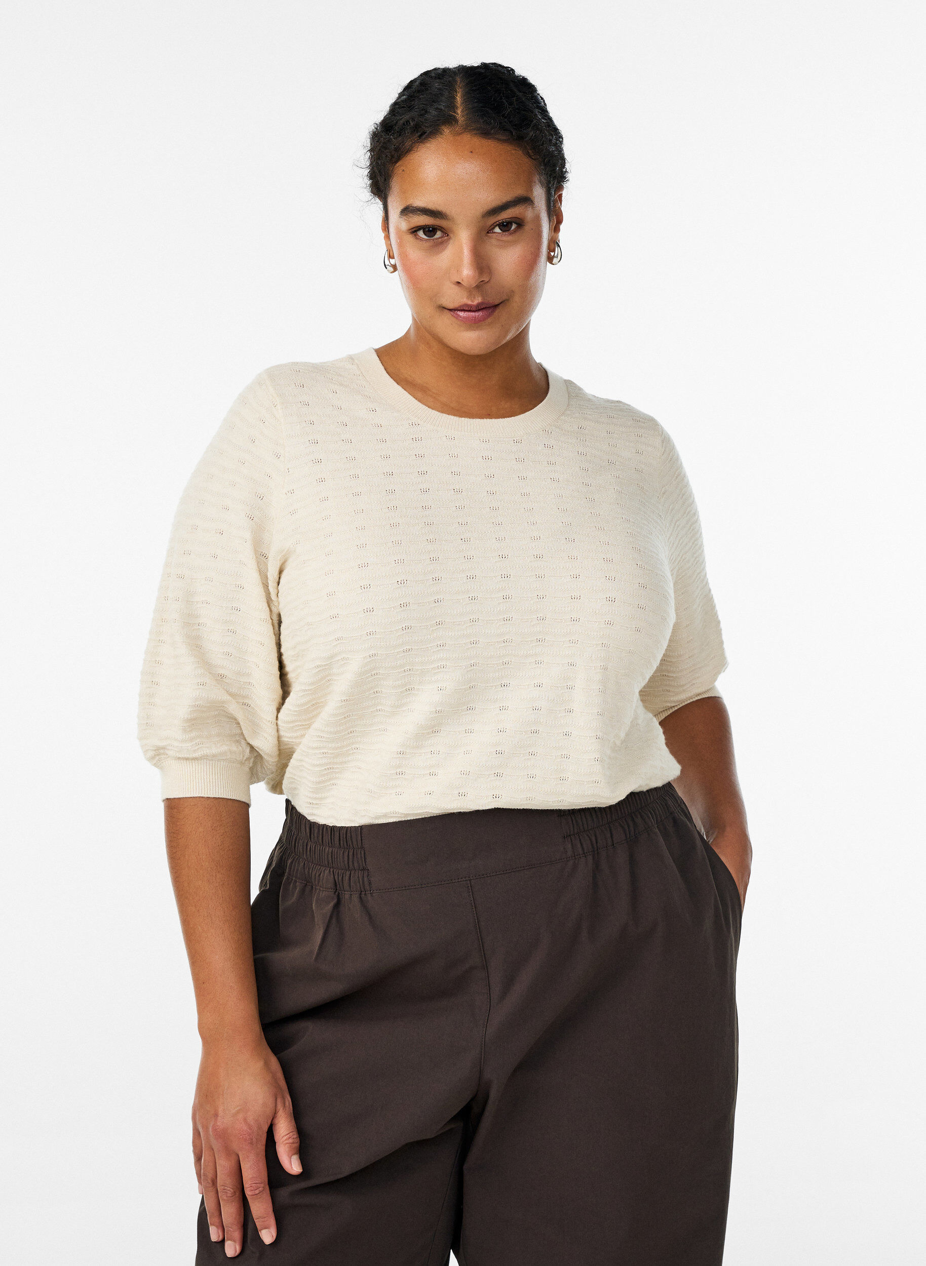 Zizzi Strikbluse med struktureret m&oslash;nster og korte &aelig;rmer, Beige, Model image number 0