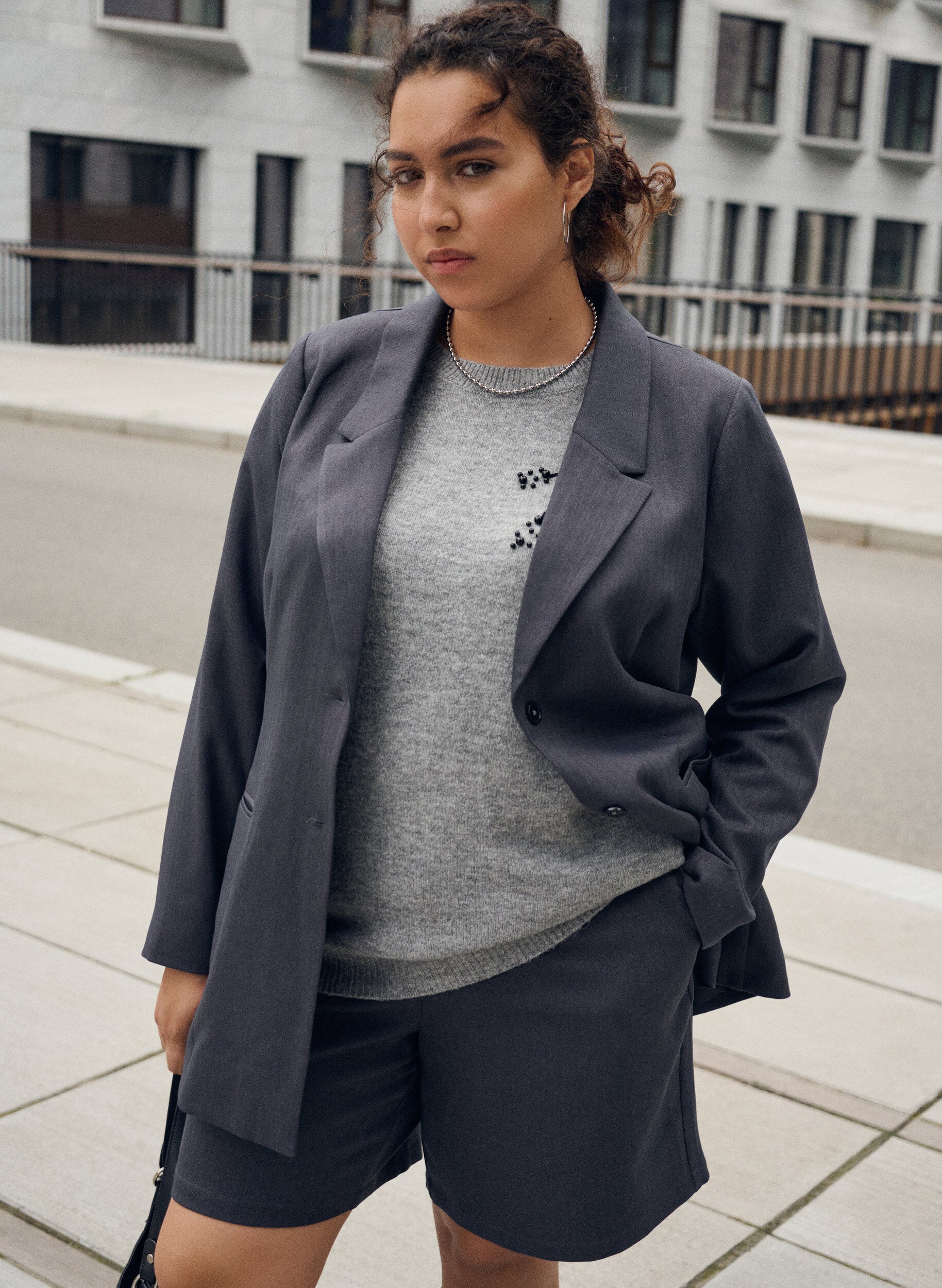 Strikbluse med perlebroderi
