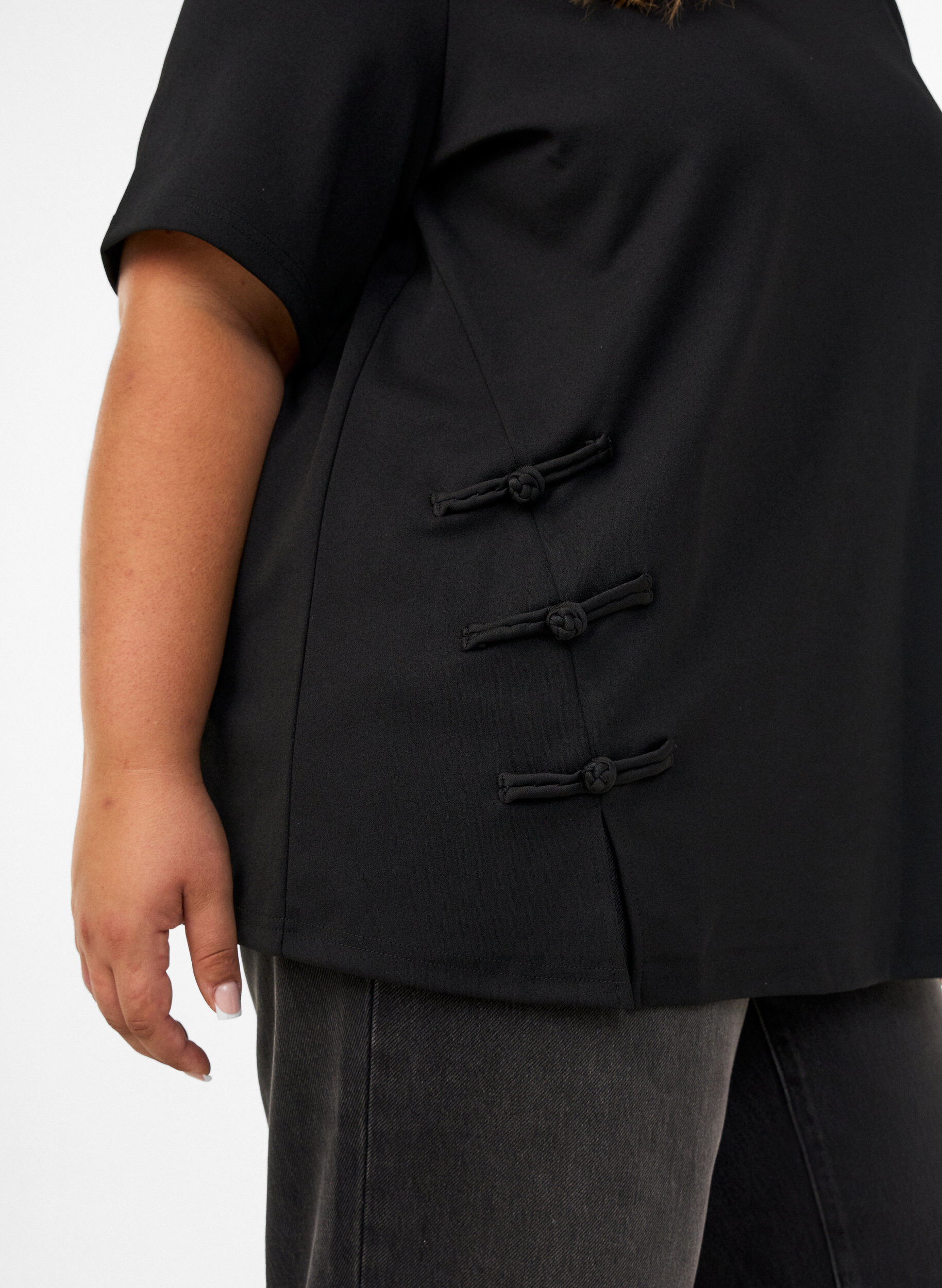 ZizziT-shirt med slids og dekorative knudelukninger , Sort, Model image number 3