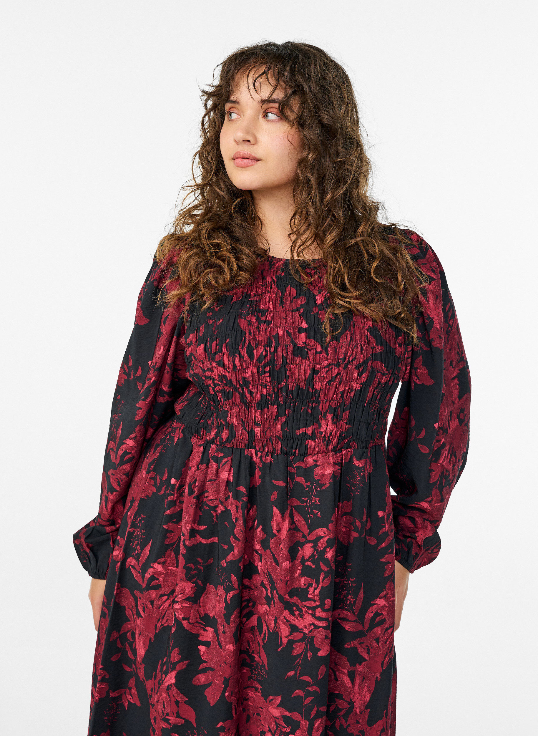 Zizzi Kjole med blomsterprint og smock-overdel, Sort, Model image number 2