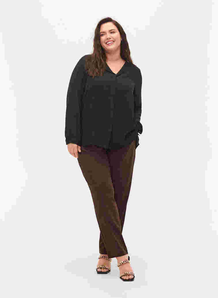 Ensfarvet skjorte med v-udskæring, Black, Model image number 1
