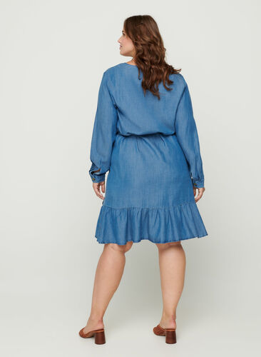 Kort wrap kjole i lyocell, Mid blue denim, Model image number 1