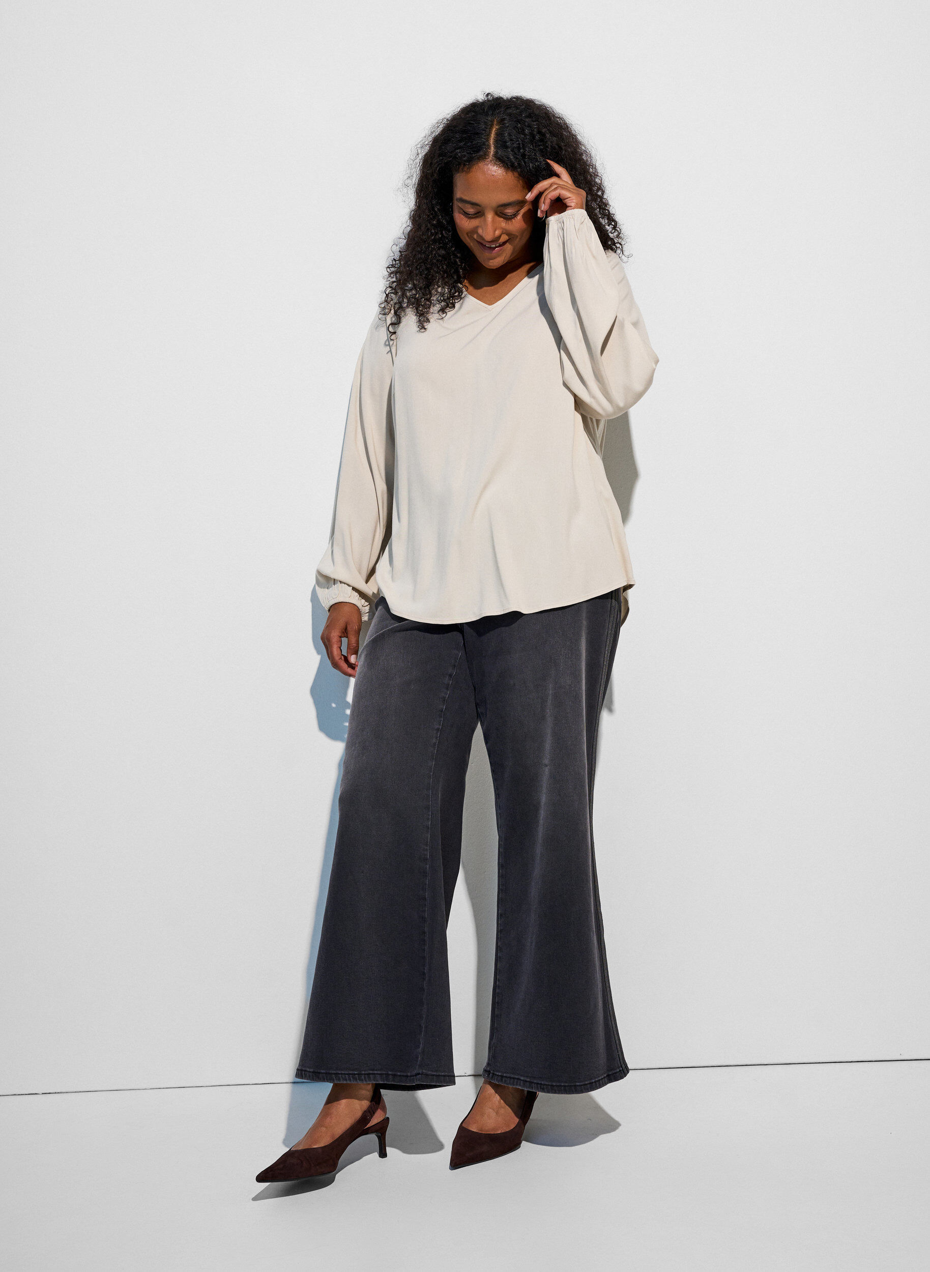 ZizziViskosebluse med V-hals og lange &aelig;rmer, Beige, Model image number 1