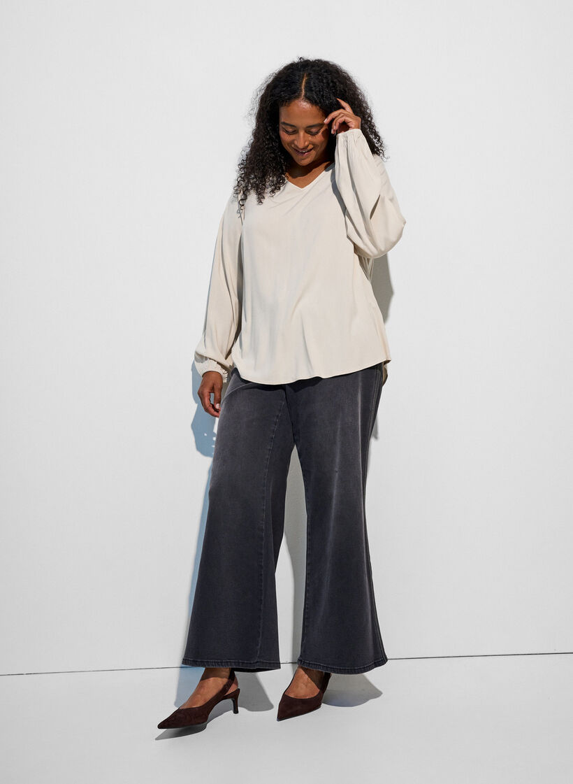 Viskosebluse med V-hals og lange &aelig;rmer, Beige, Model image number 1