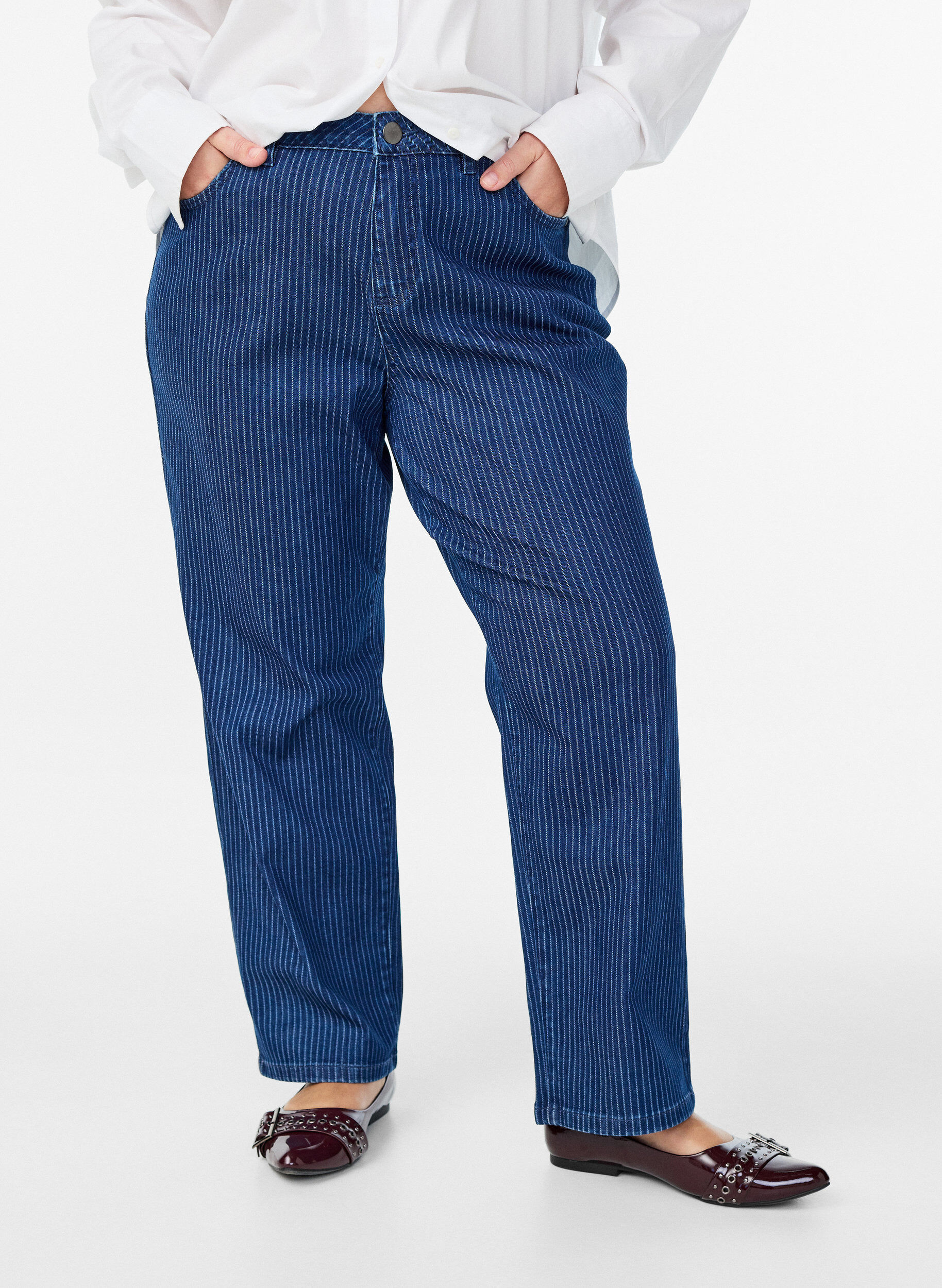 Zizzi N&aring;lestribede Kiana jeans med straight fit, Bl&aring;, Model image number 2