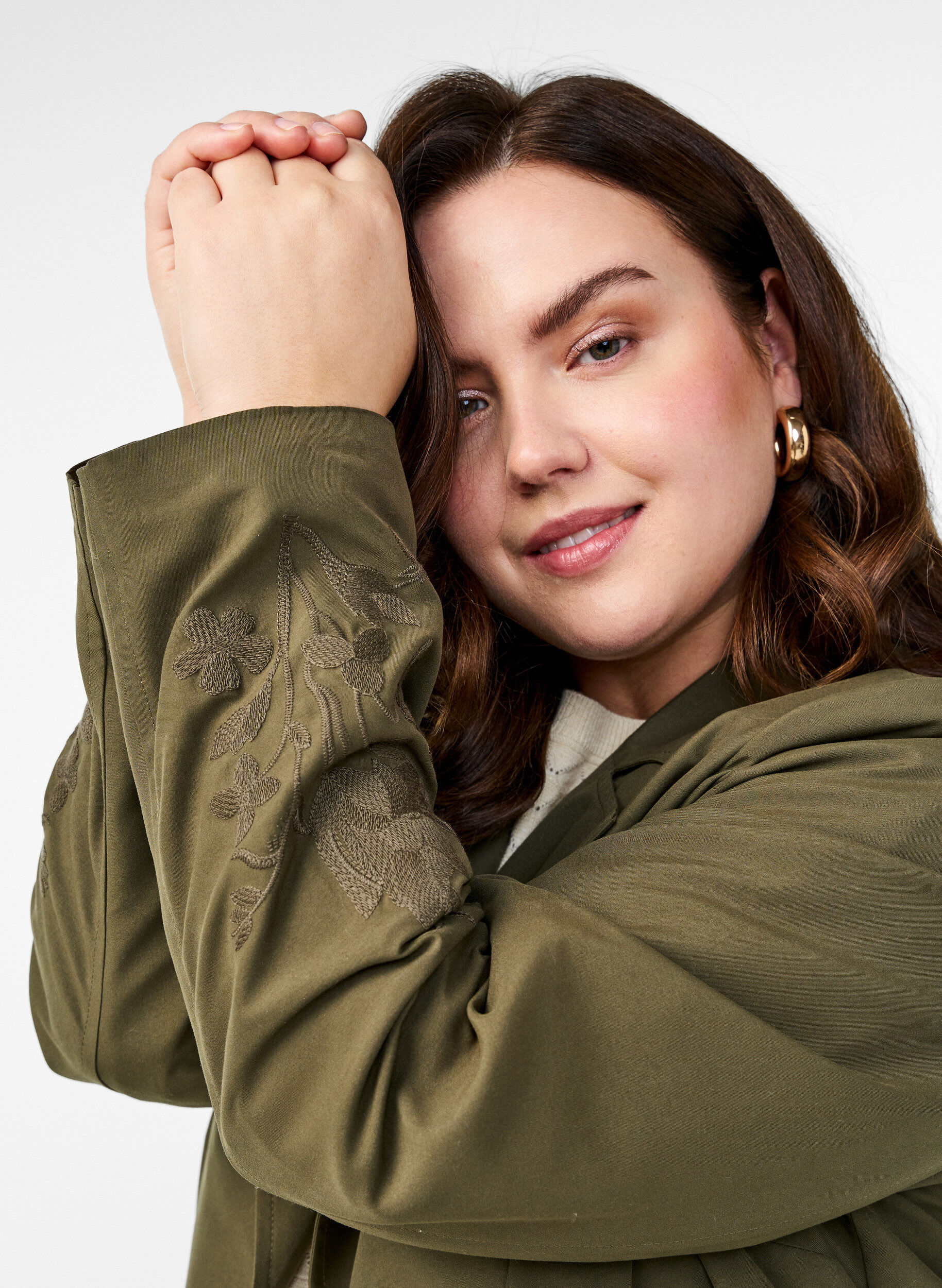 Zizzi Lang trenchcoat med broderi, Gr&oslash;n, Model image number 3