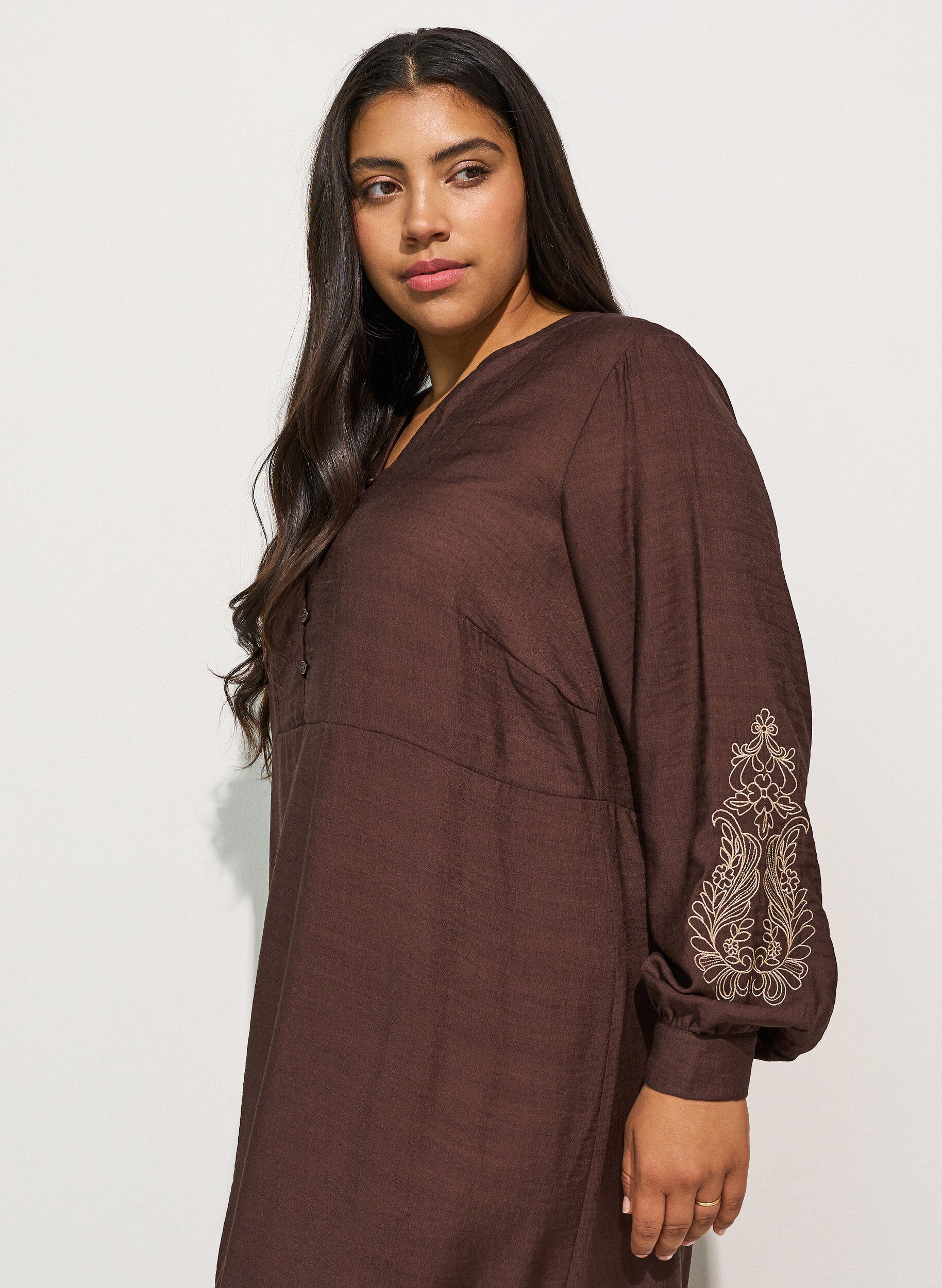 ZizziViskosekjole med broderi og fl&aelig;selag, Brun, Model image number 2