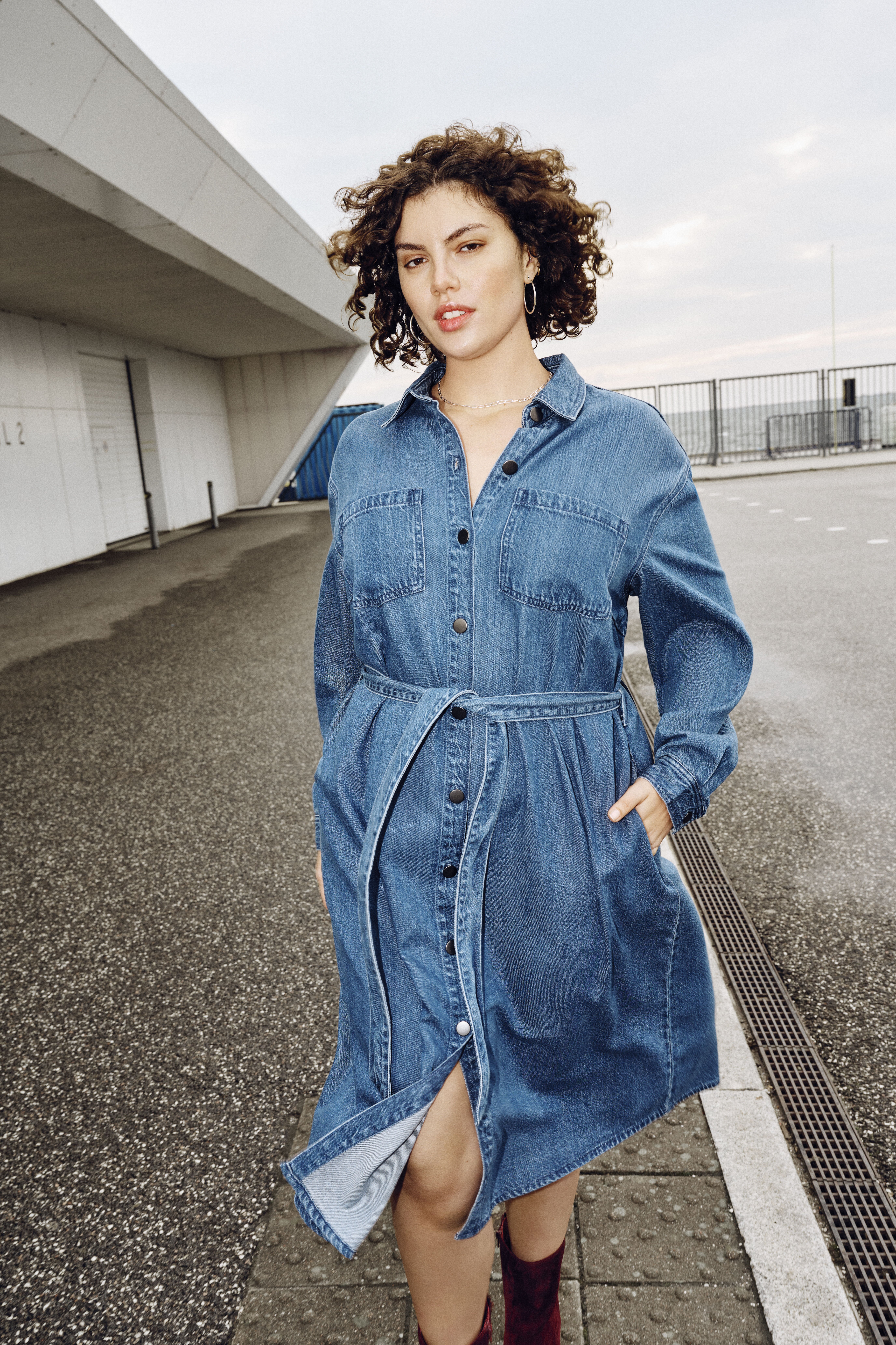 Zizzi Denimkjole med bindeb&aring;nd, , Model