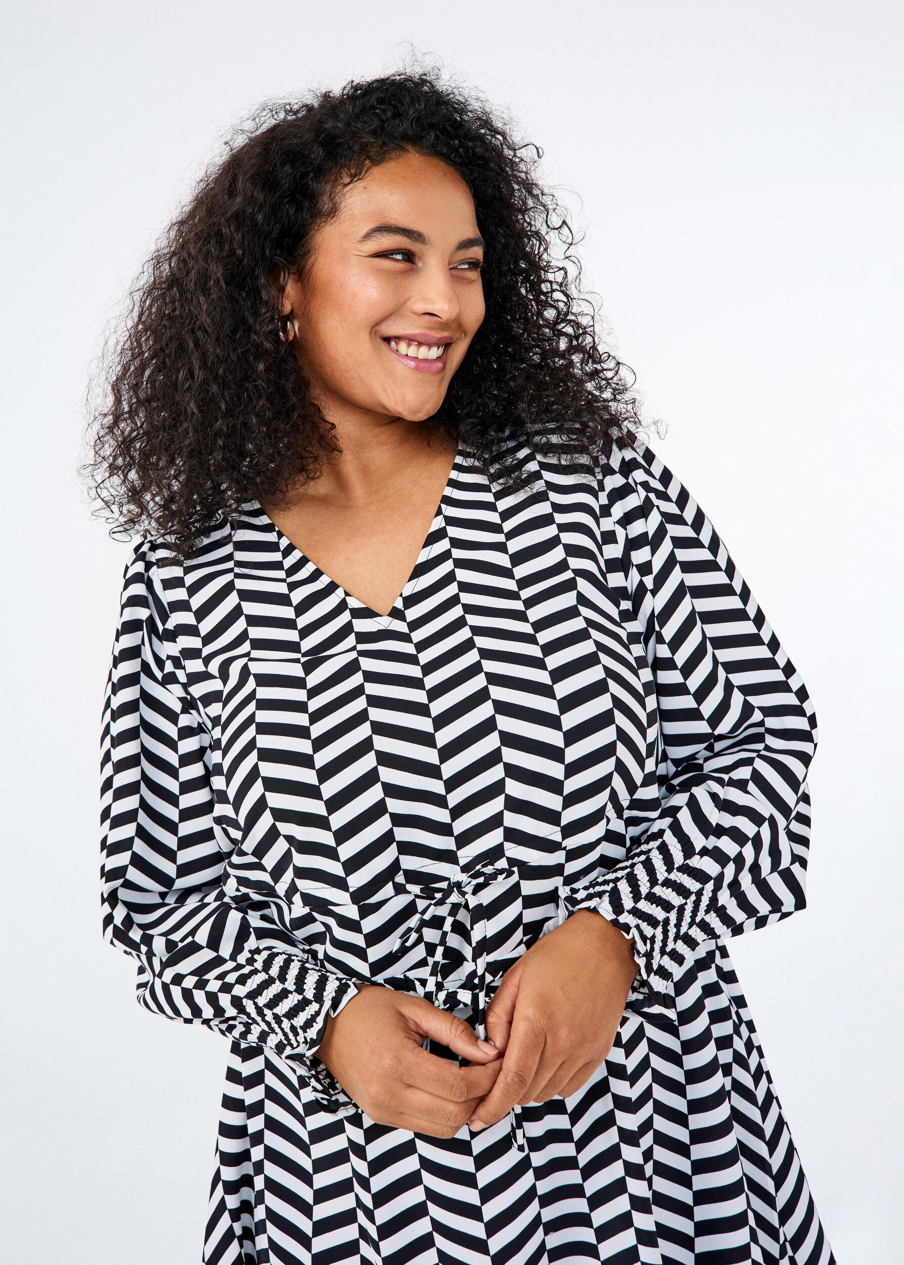 Zizzi Kjole med bindeb&aring;nd i taljen, Sort, Image image number 0