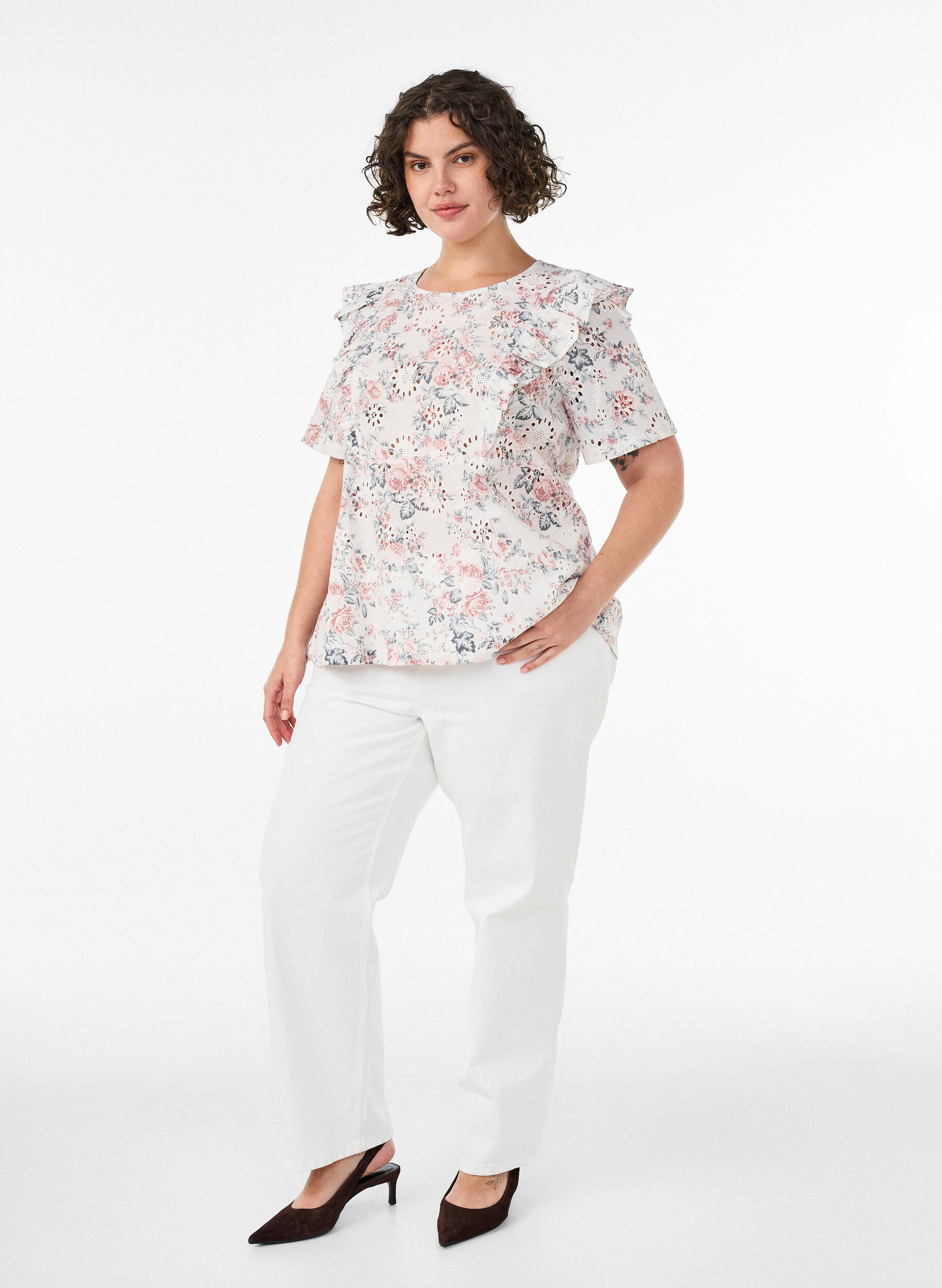 ZizziBluse i bomuld med broderie anglaise og fl&aelig;ser, Lyser&oslash;d, Model image number 1