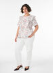 Bluse i bomuld med broderie anglaise og fl&aelig;ser, Lyser&oslash;d, Model image number 1