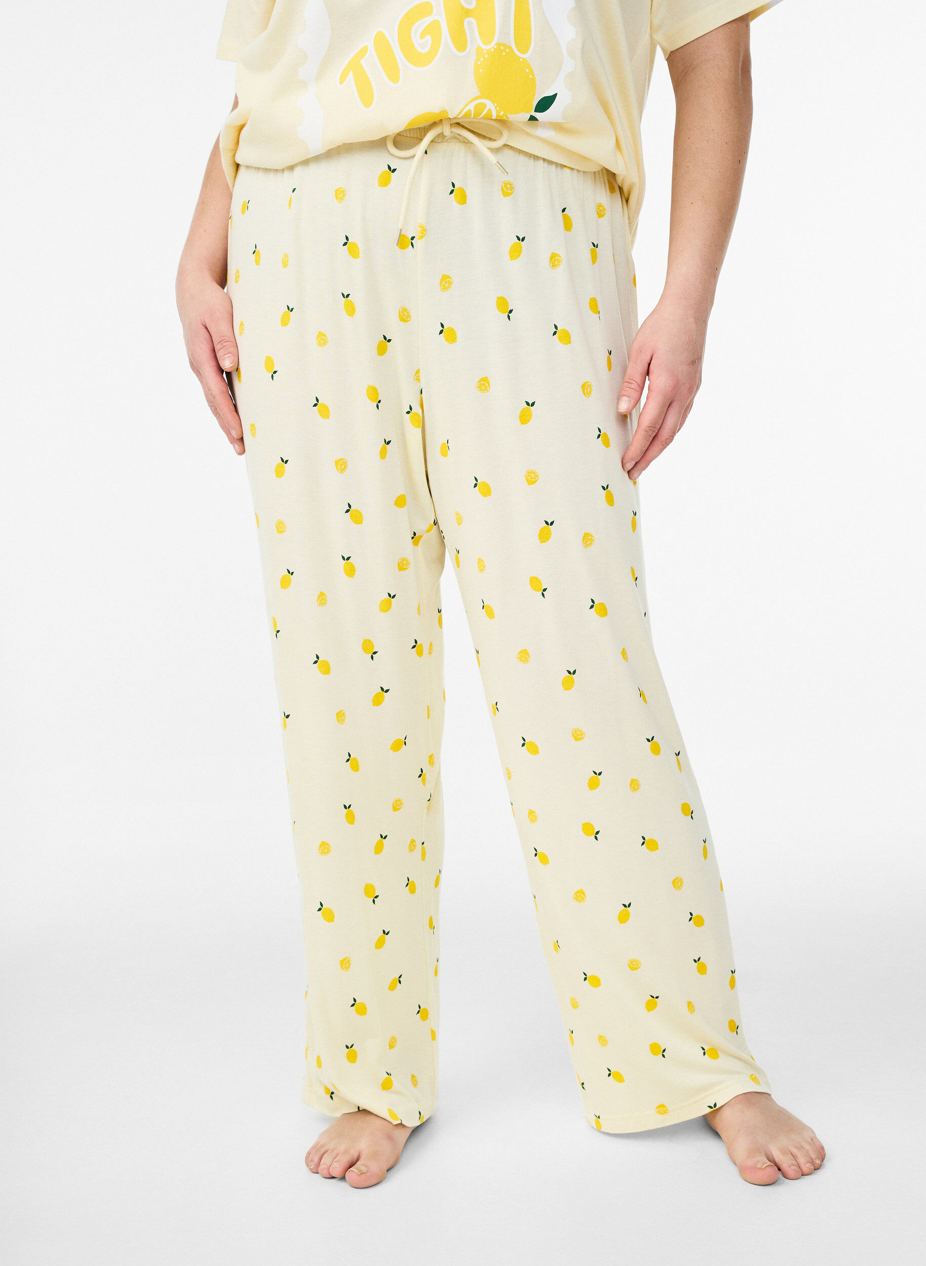 ZizziNatbukser i bl&oslash;d jersey med h&oslash;j talje og frugtprint, Gul, Model image number 2