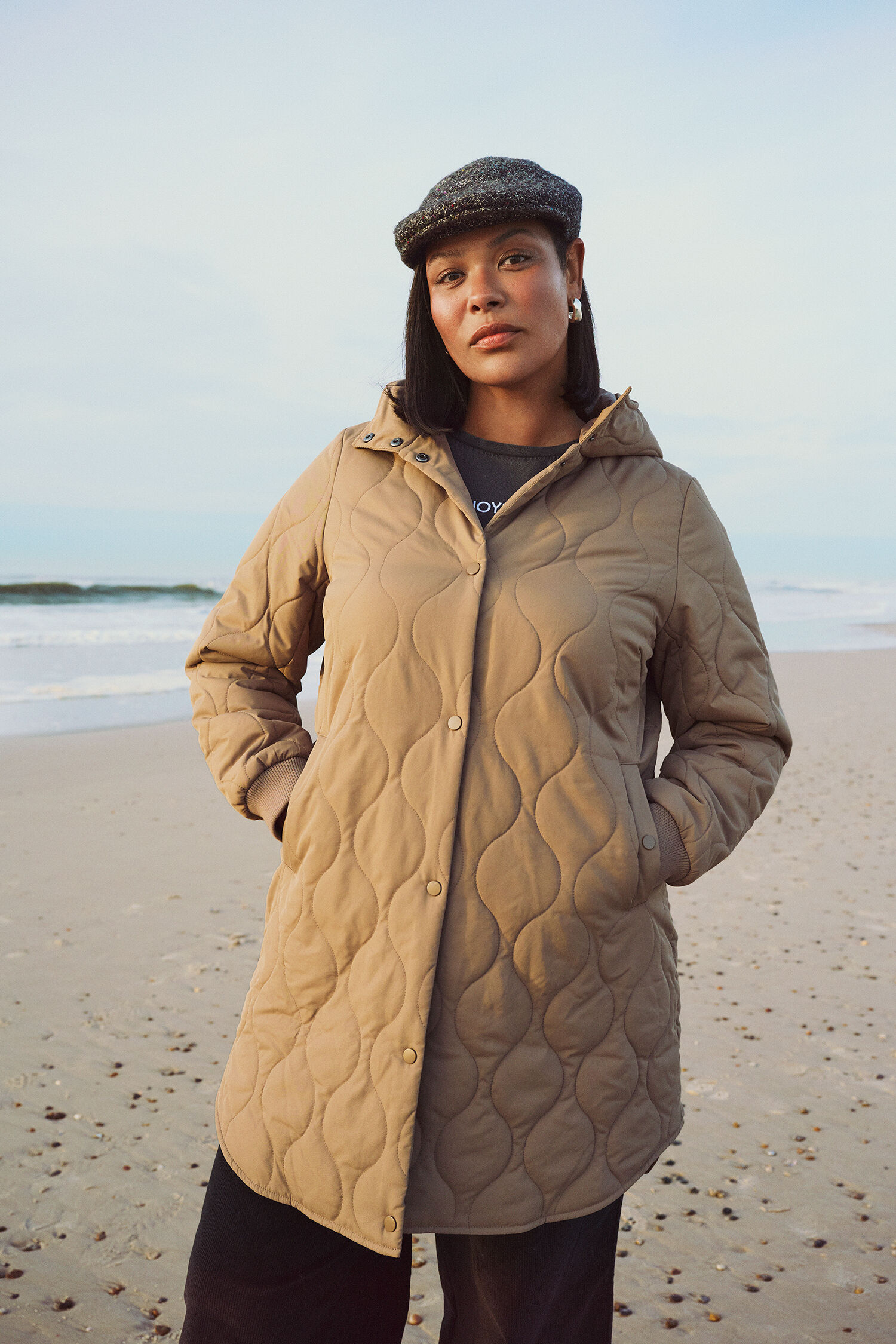 Quiltet jakke med detaljer, , Model