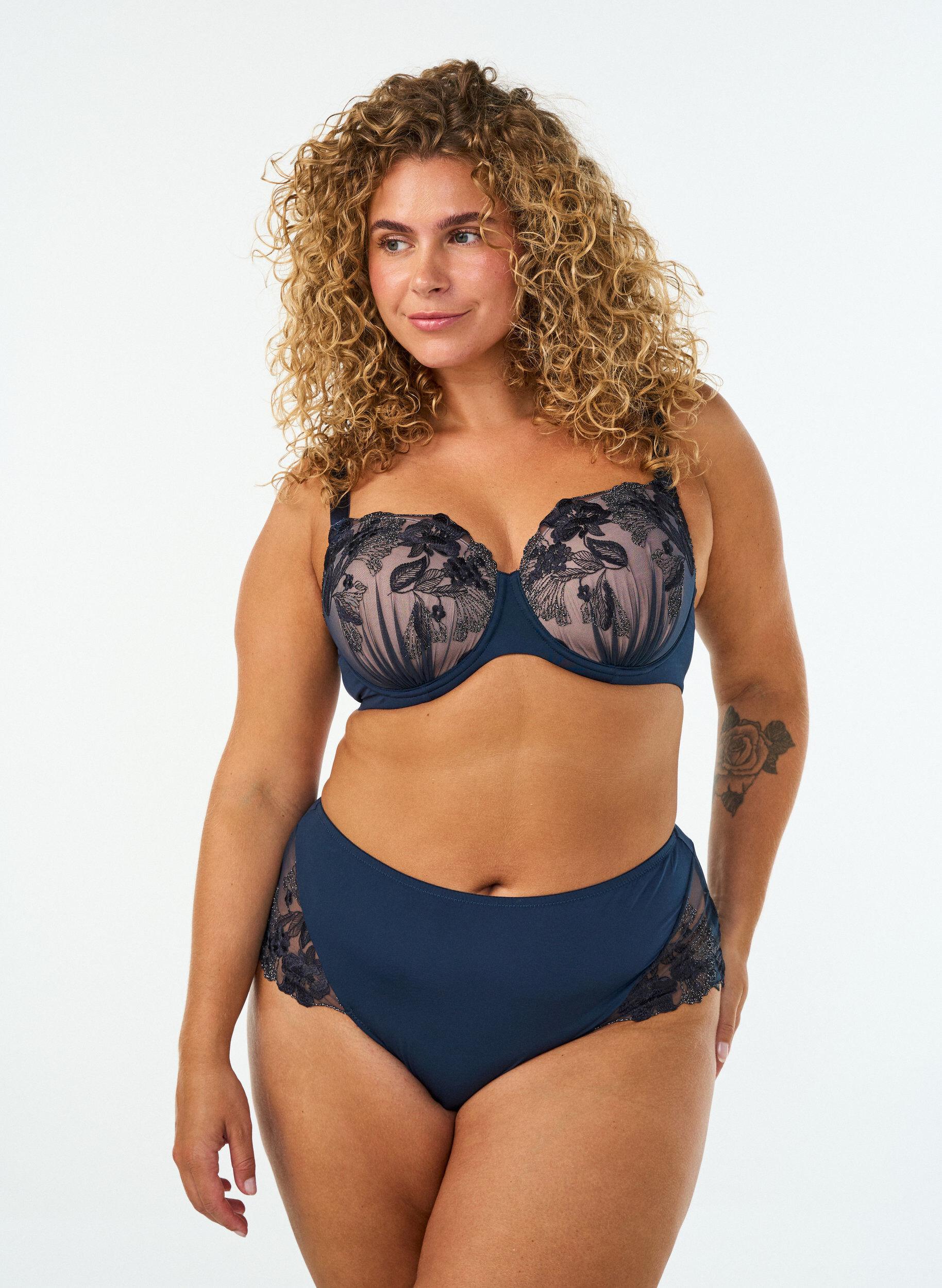 ZizziFormst&oslash;bt bh med blomsterbroderi og draperinger, Bl&aring;, Model image number 1