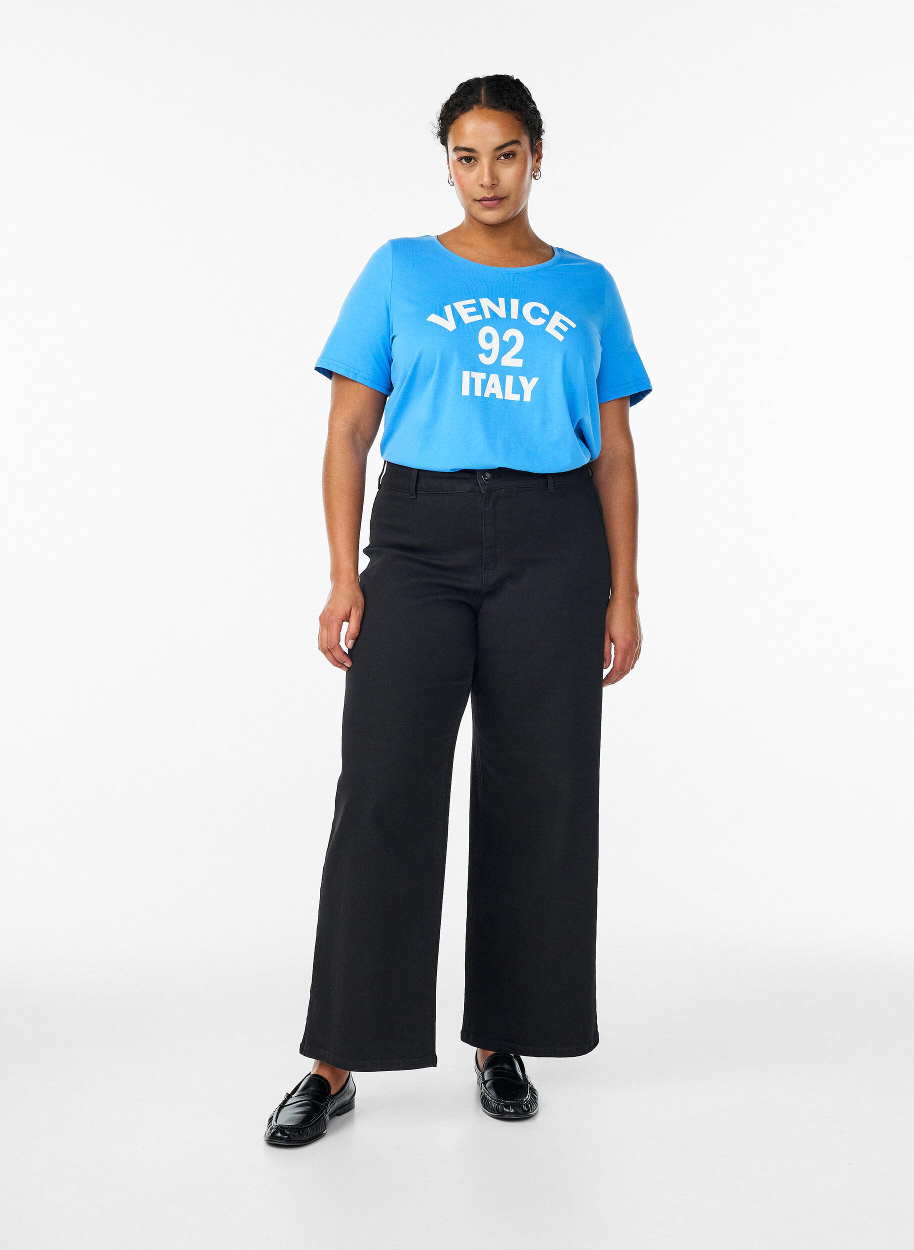 Zizzi FLASH - T-shirt med motiv, Bl&aring;, Model image number 1