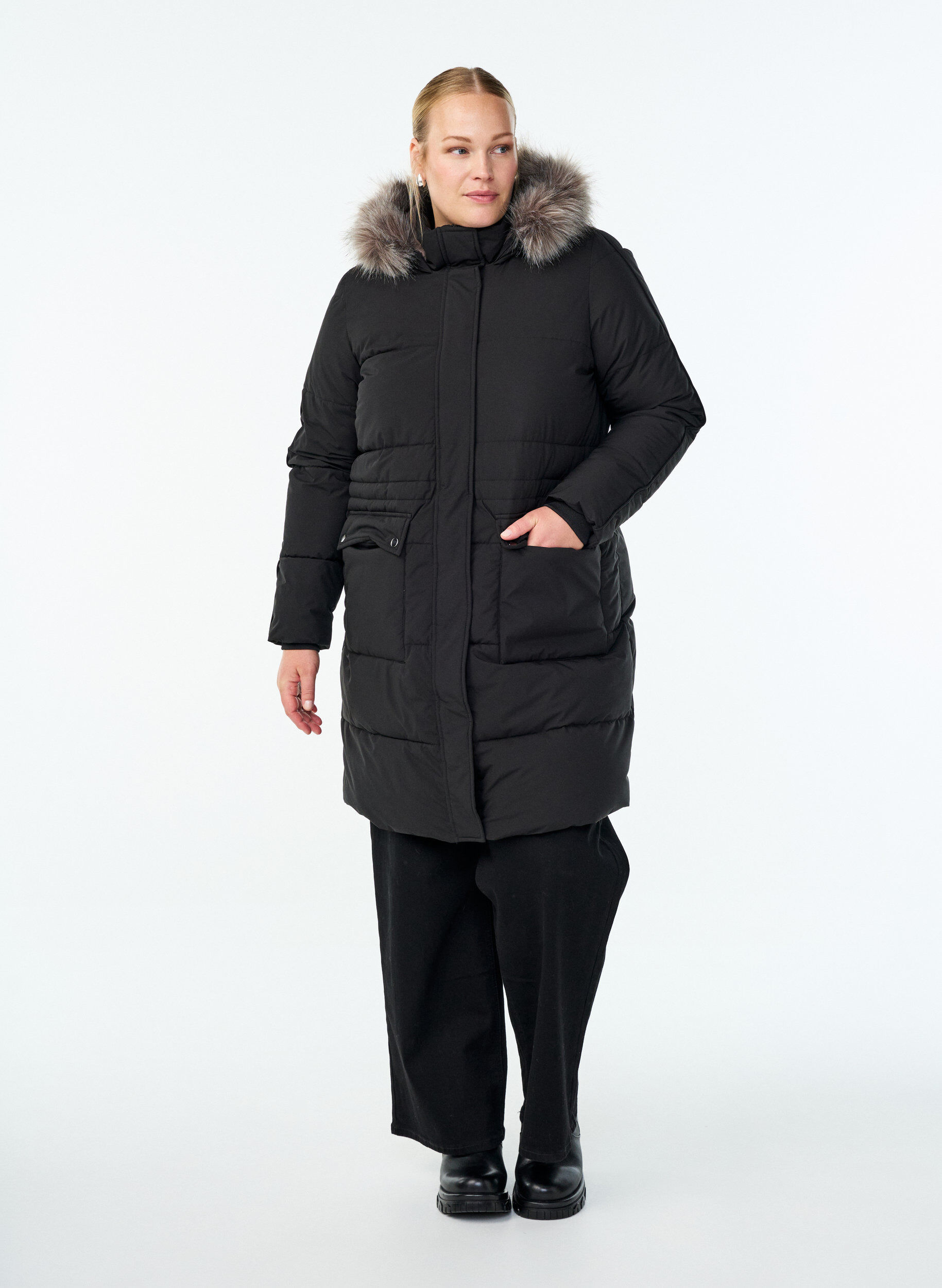 Zizzi Vandafvisende parka med h&aelig;tte og imiteret pelskant, Sort, Model image number 1